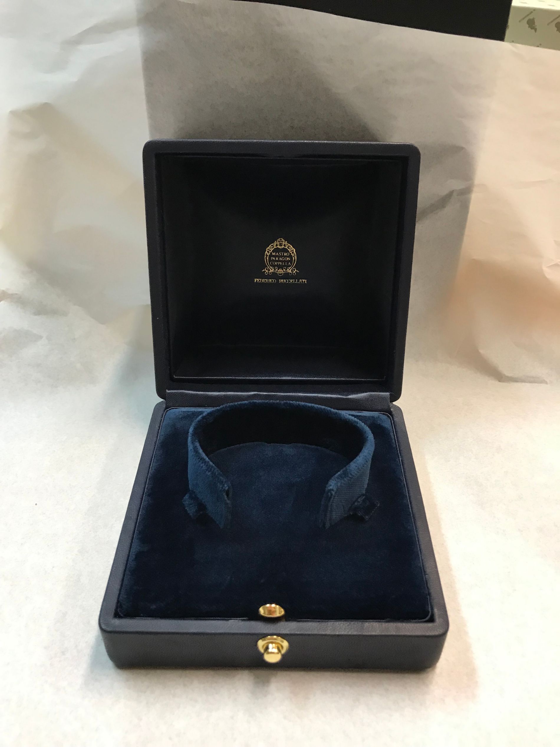 astuccio per gioielli con interno blu in raso