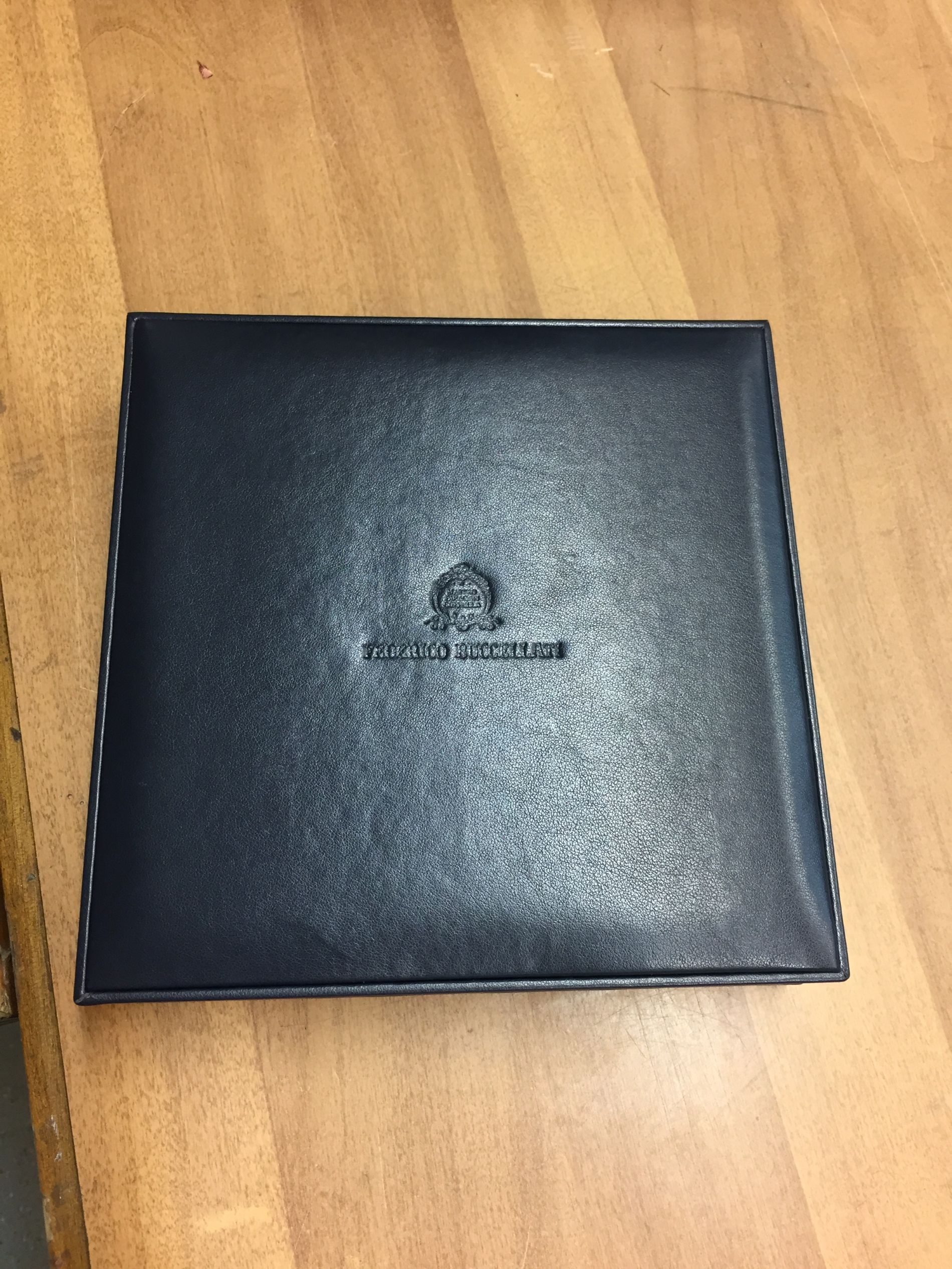 astuccio per gioielli con rivestimento blu in pelle