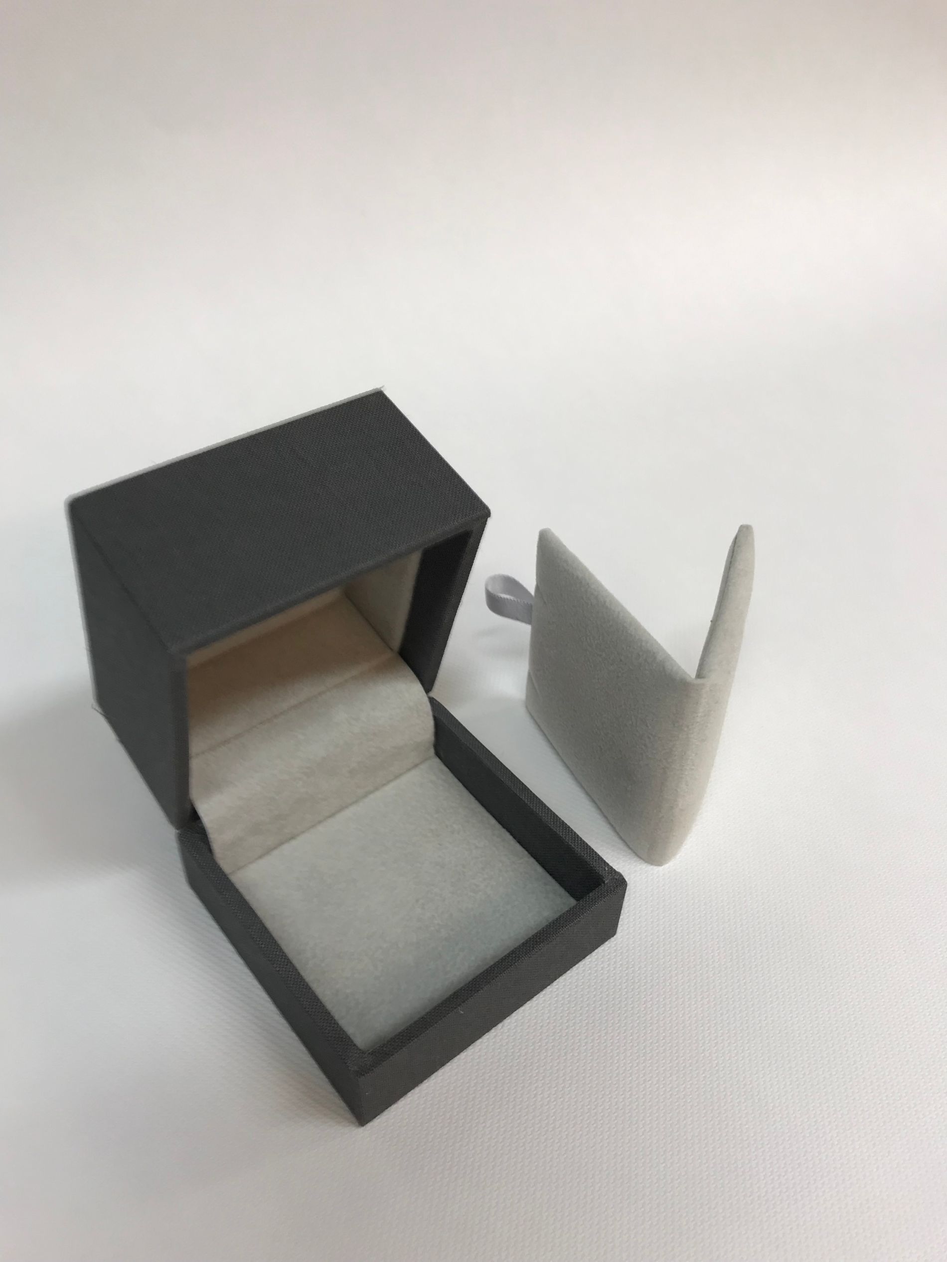 astuccio per anello grigio