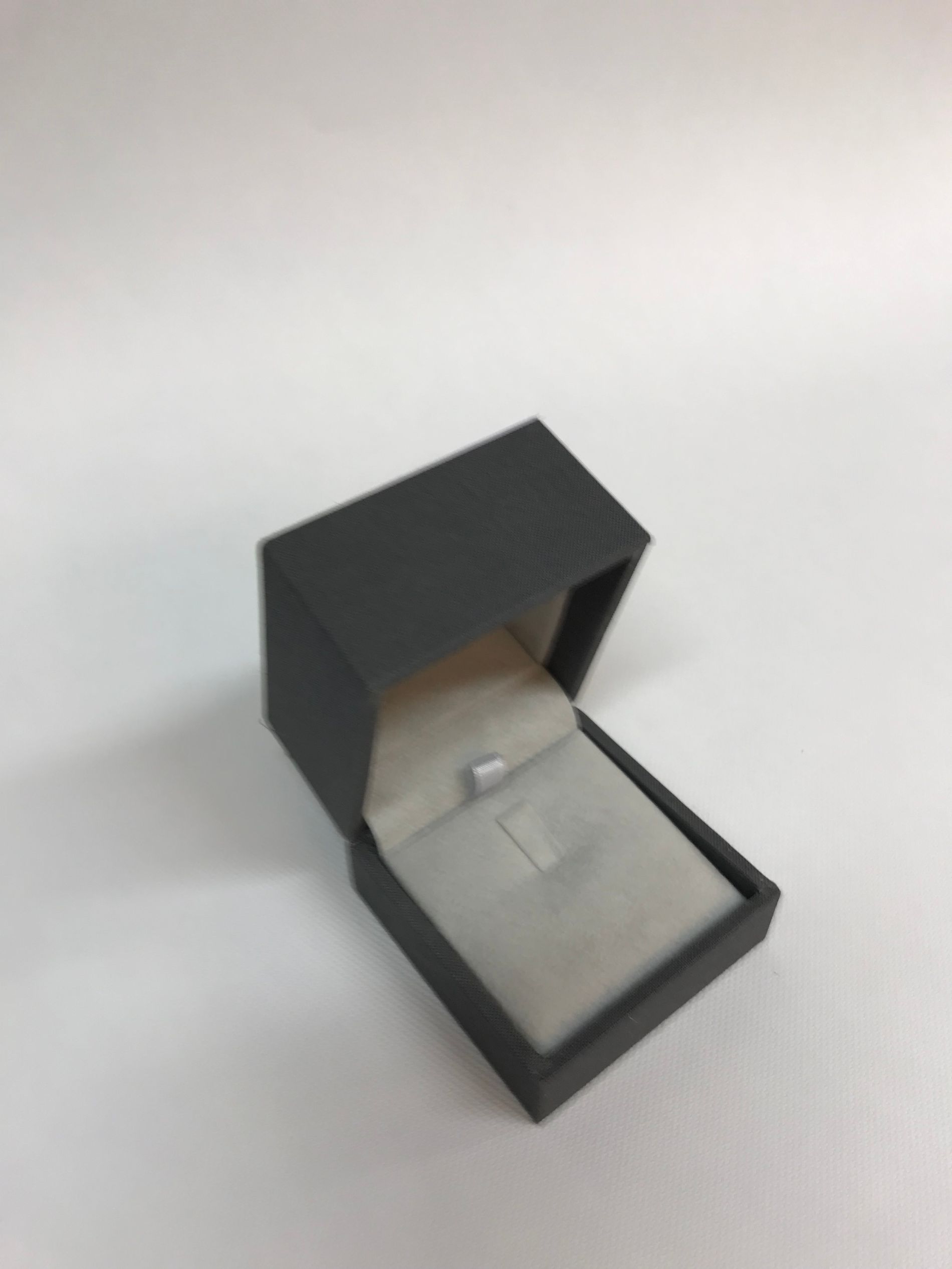 astuccio grigio per anello