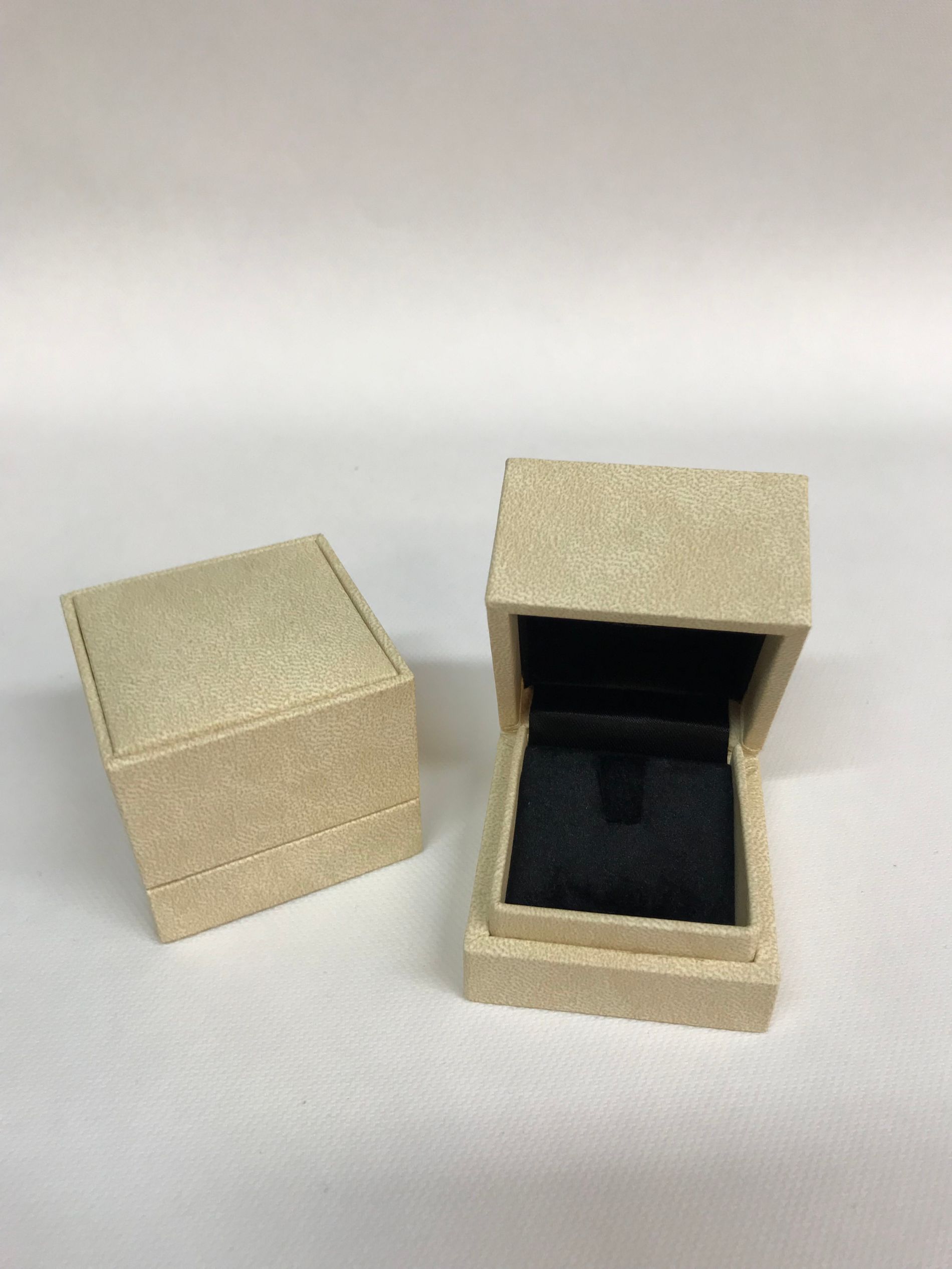 astuccio per anello color crema