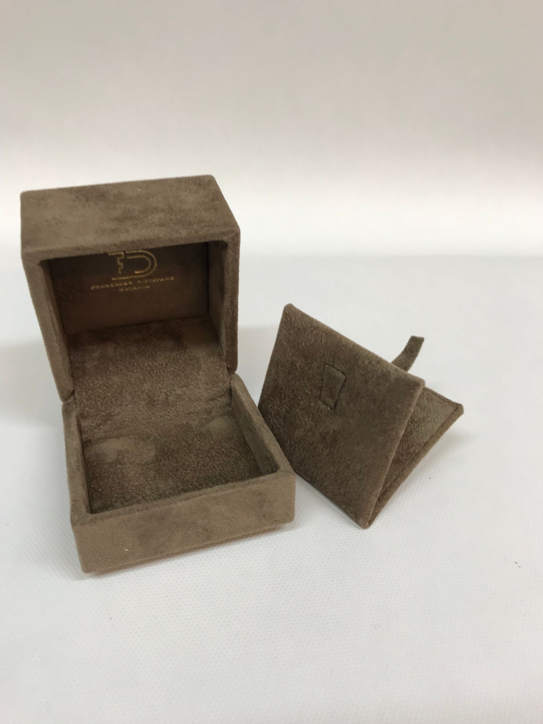 astuccio color tortora per anello