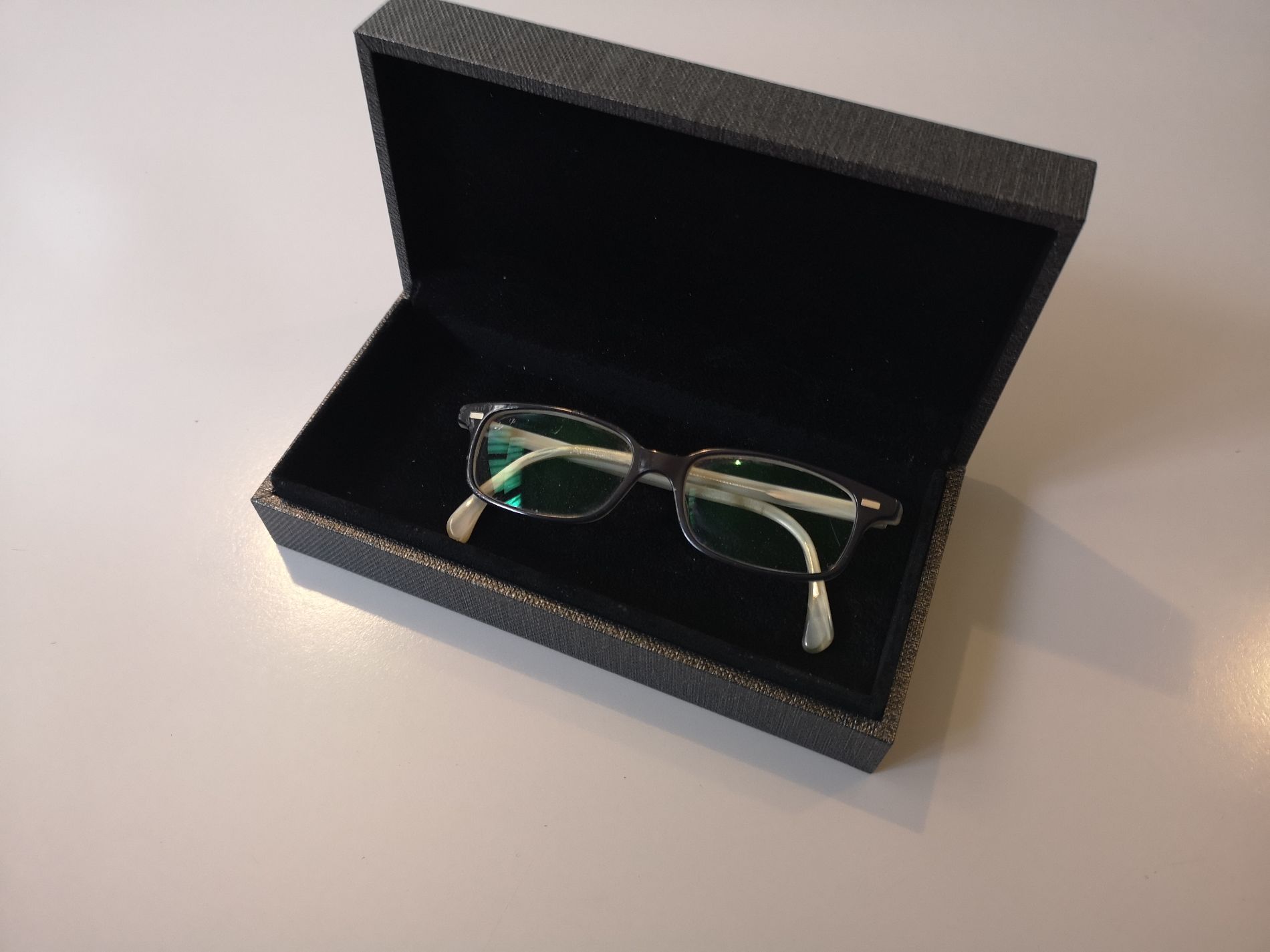 astuccio per occhiali