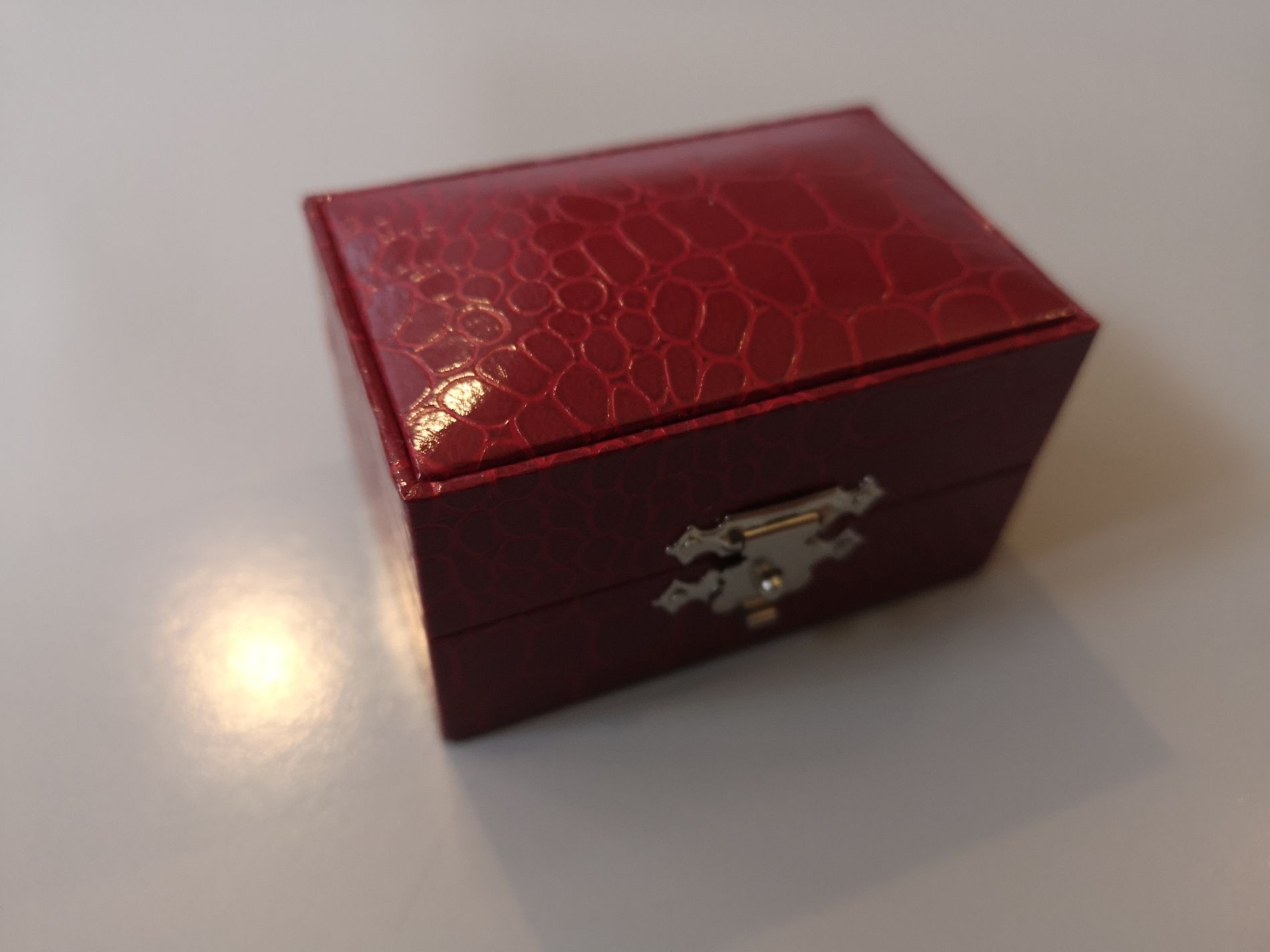 cofanetto per gioielli rosso rivestito in pelle