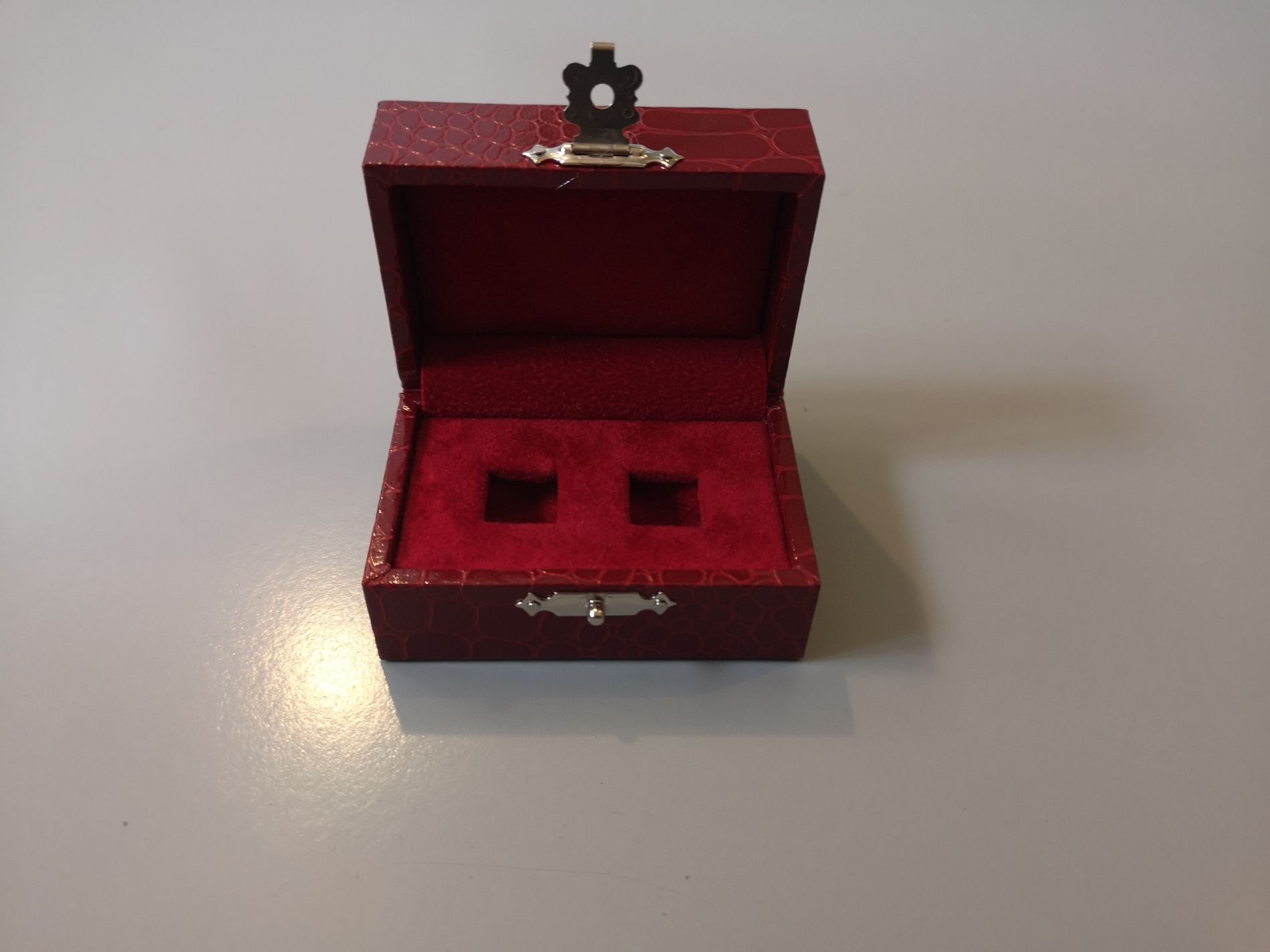 cofanetto in legno rosso per gioielli