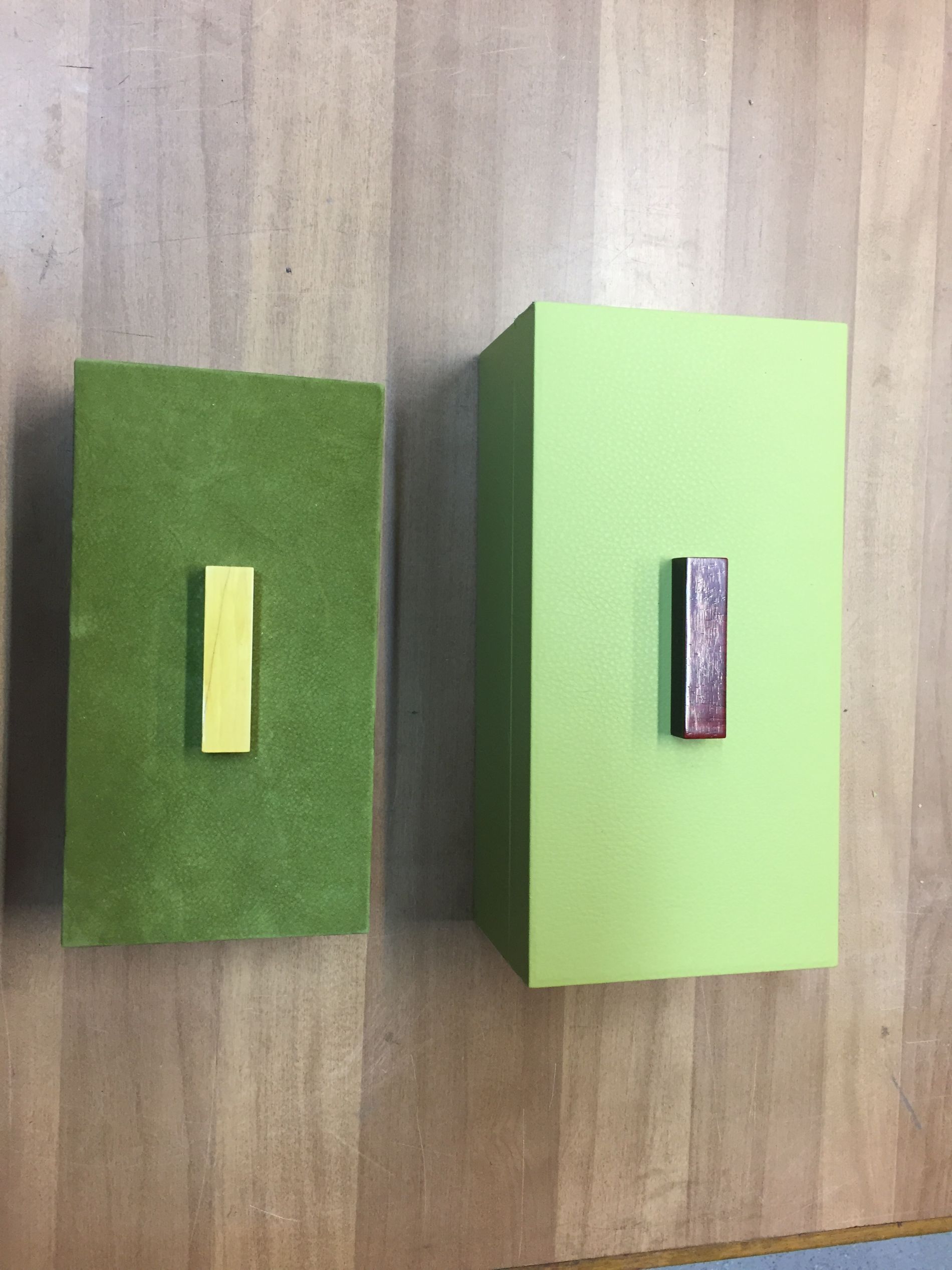 astucci artigianali rivestiti in carta e velluto