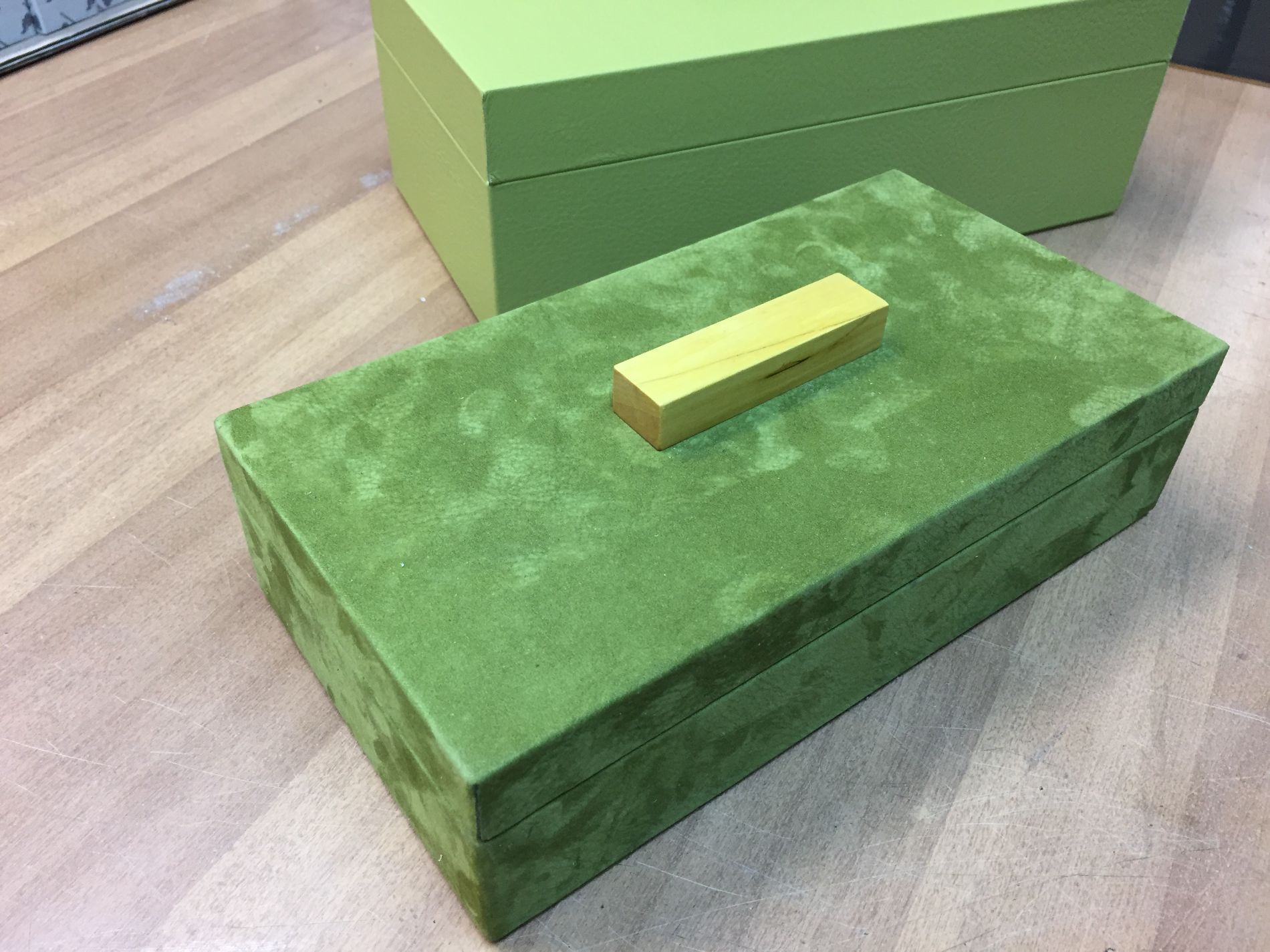 astuccio verde con rivestimento in velluto