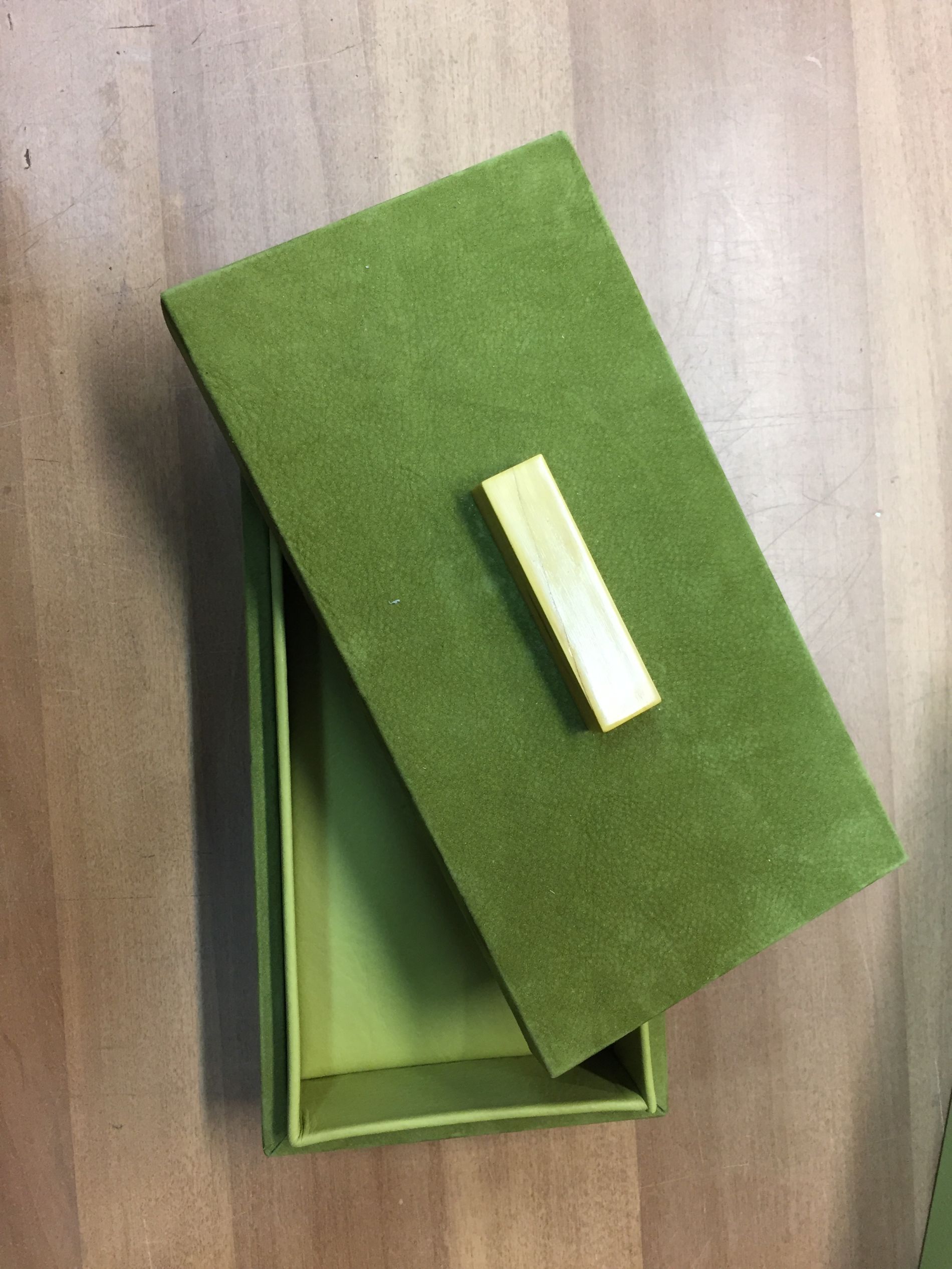 astuccio artigianale verde in velluto