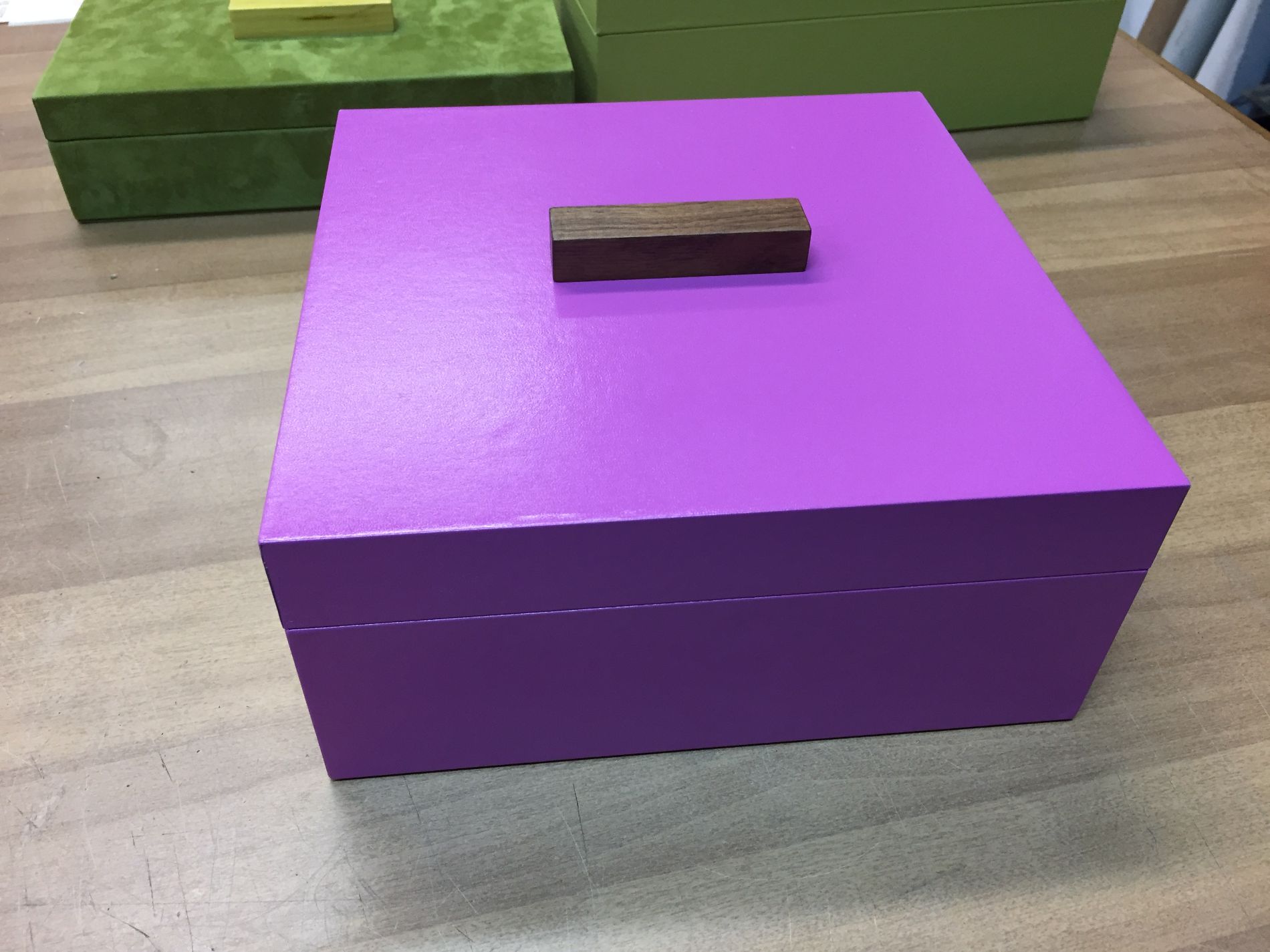 astuccio artigianale viola con maniglia in legno