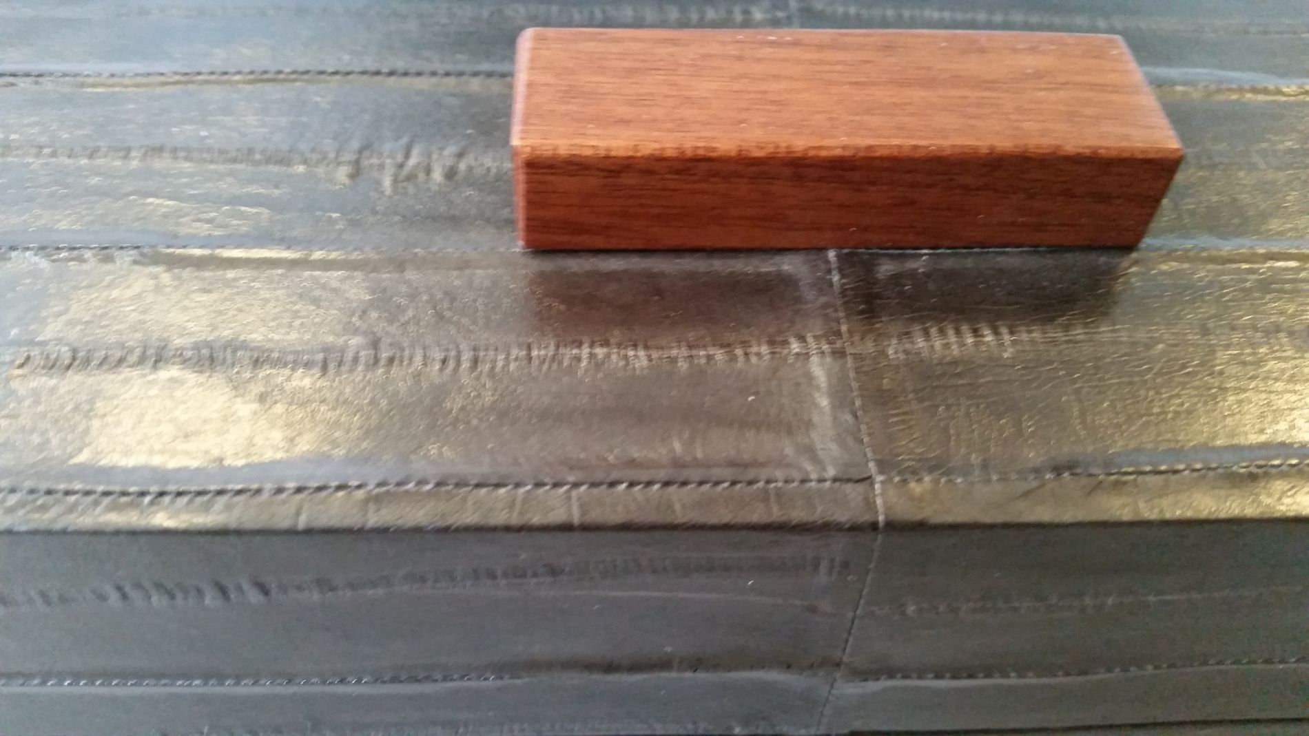 astuccio con maniglia in legno