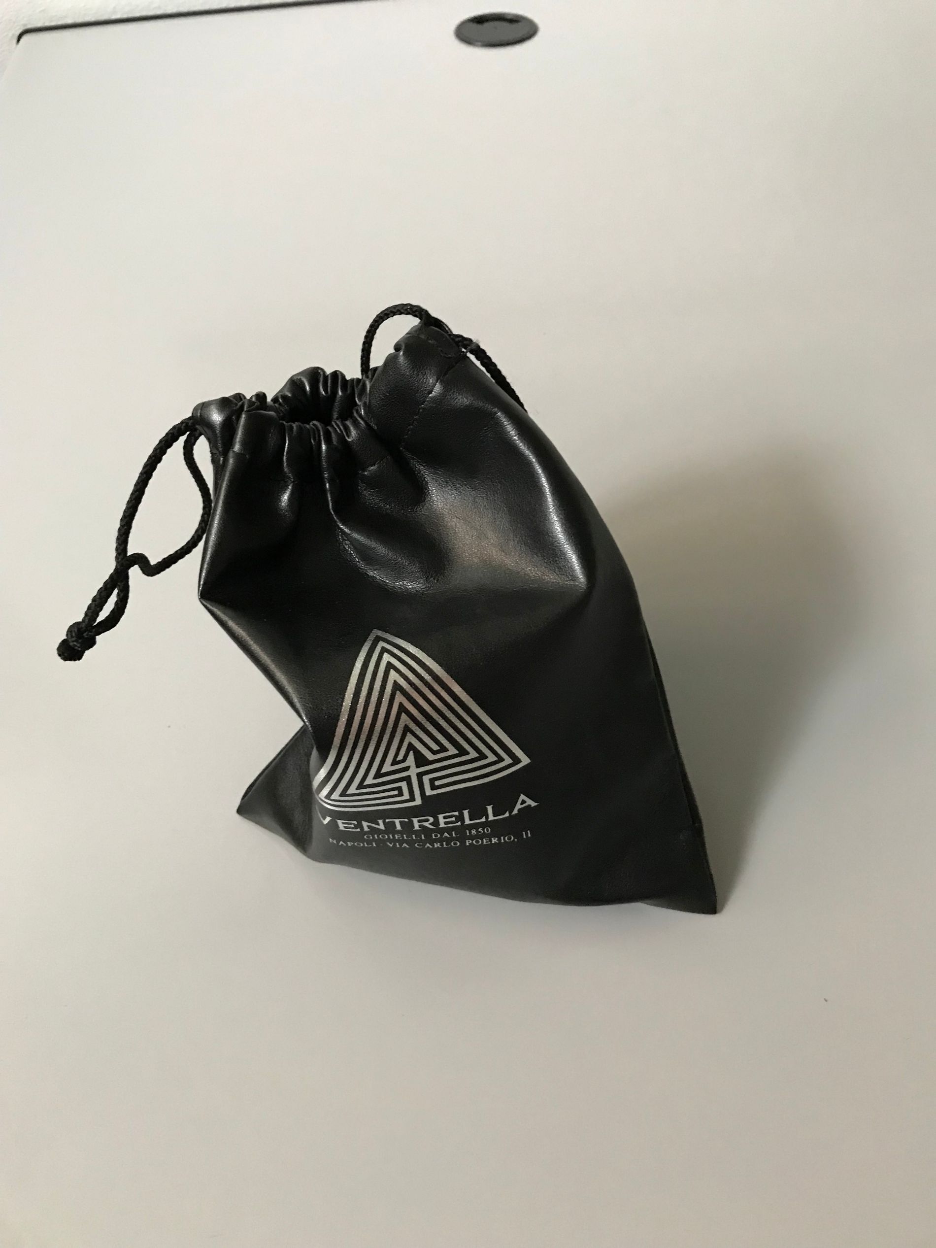 busta in raso con logo di una gioielleria