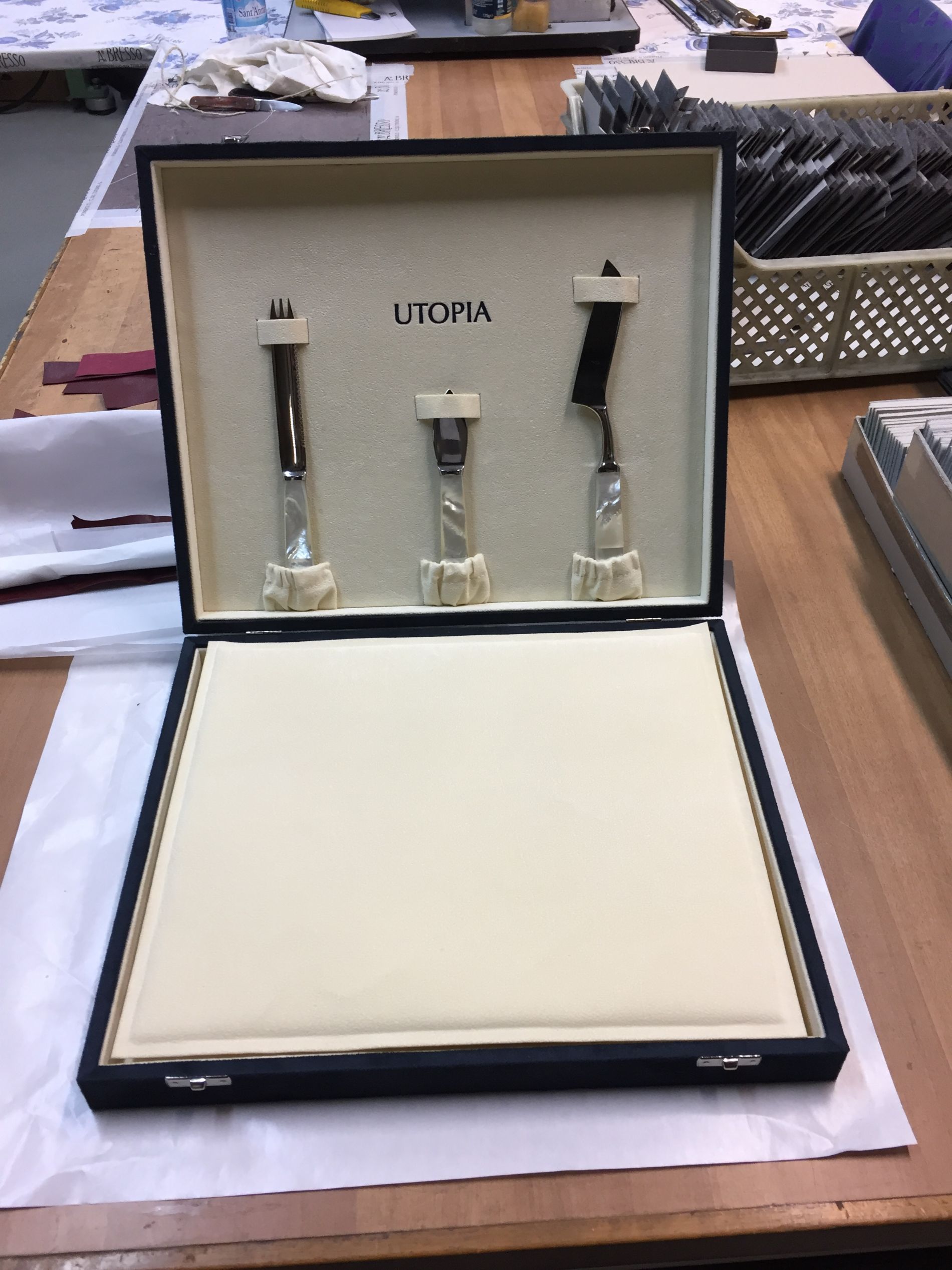 cofanetto artigianale con coltelli per formaggi