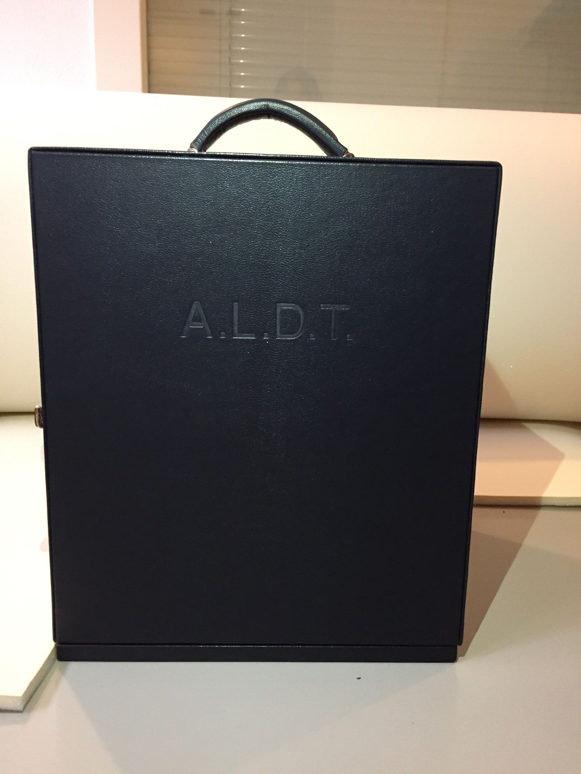 astuccio nero con maniglia e logo aziendale