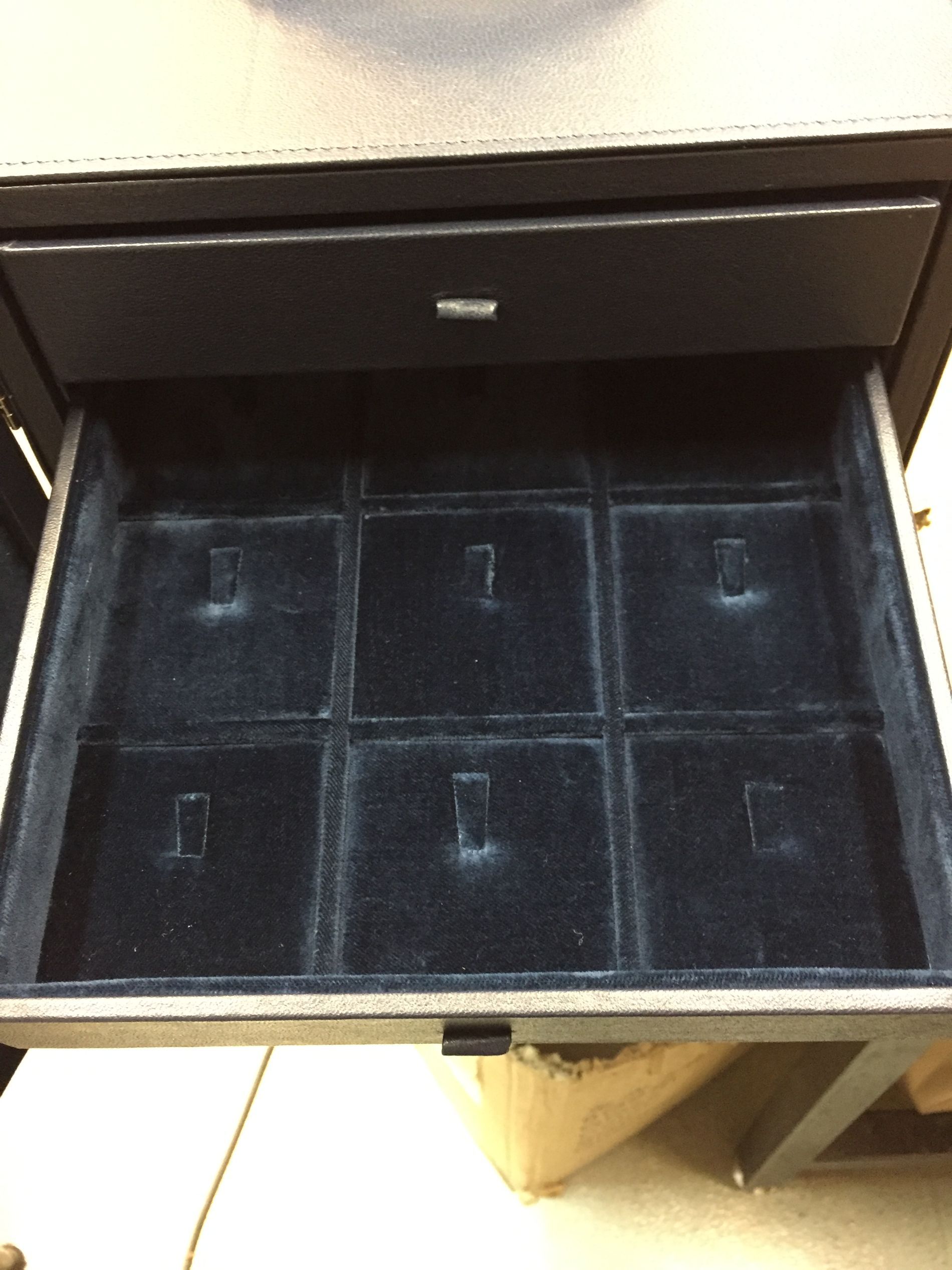 cofanetto con più scomparti