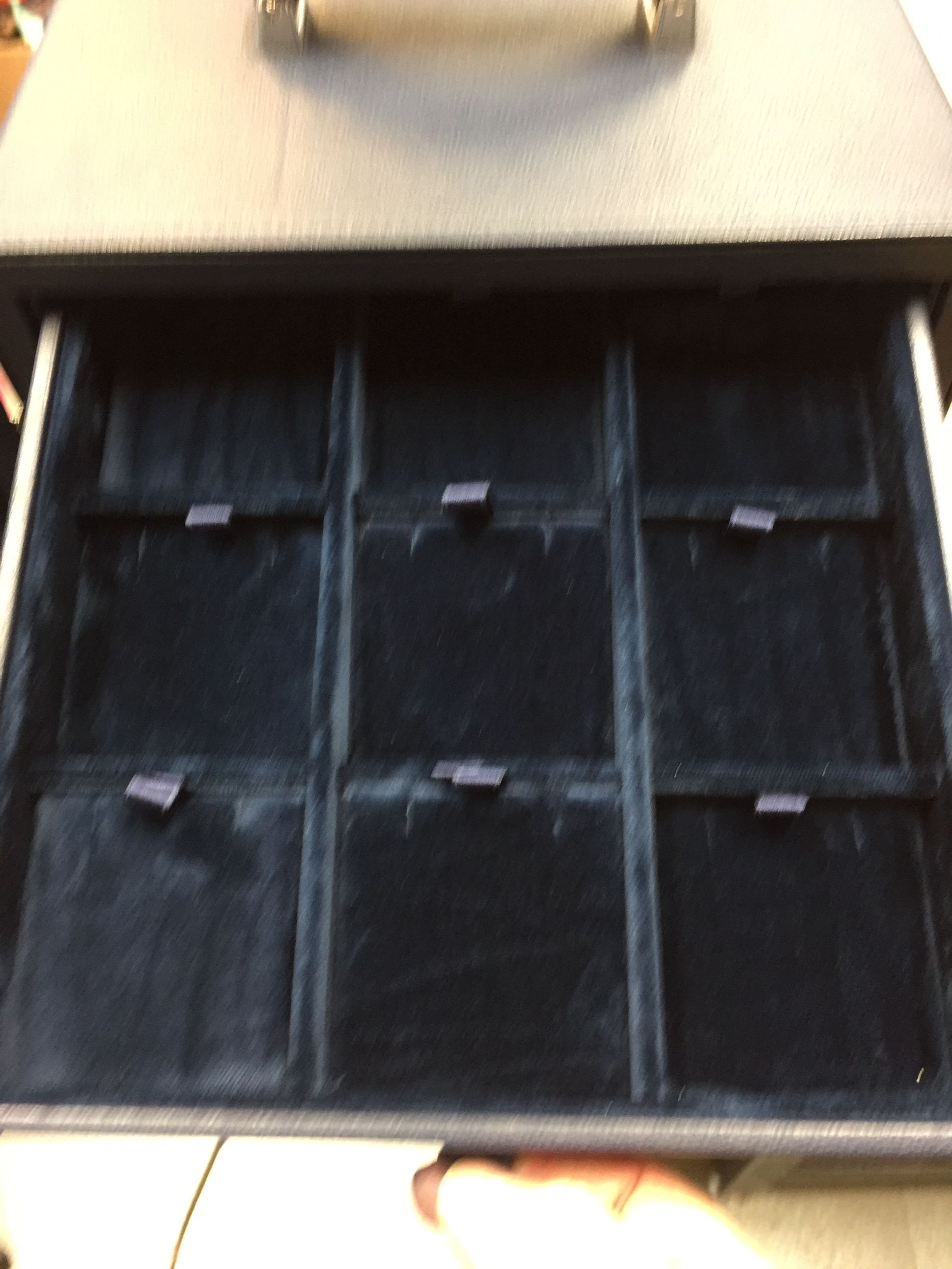 cofanetto con più scomparti e interno in velluto