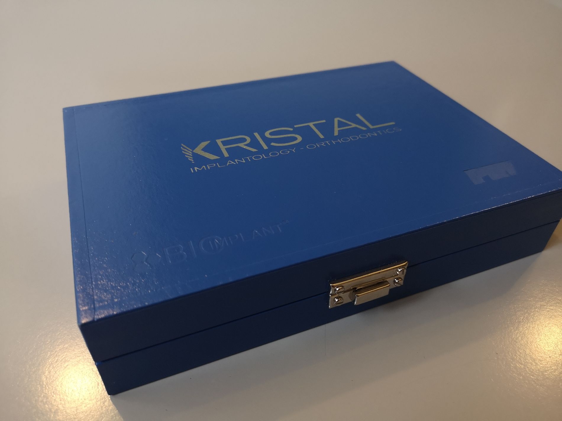 astuccio blu per studio odontoiatrico