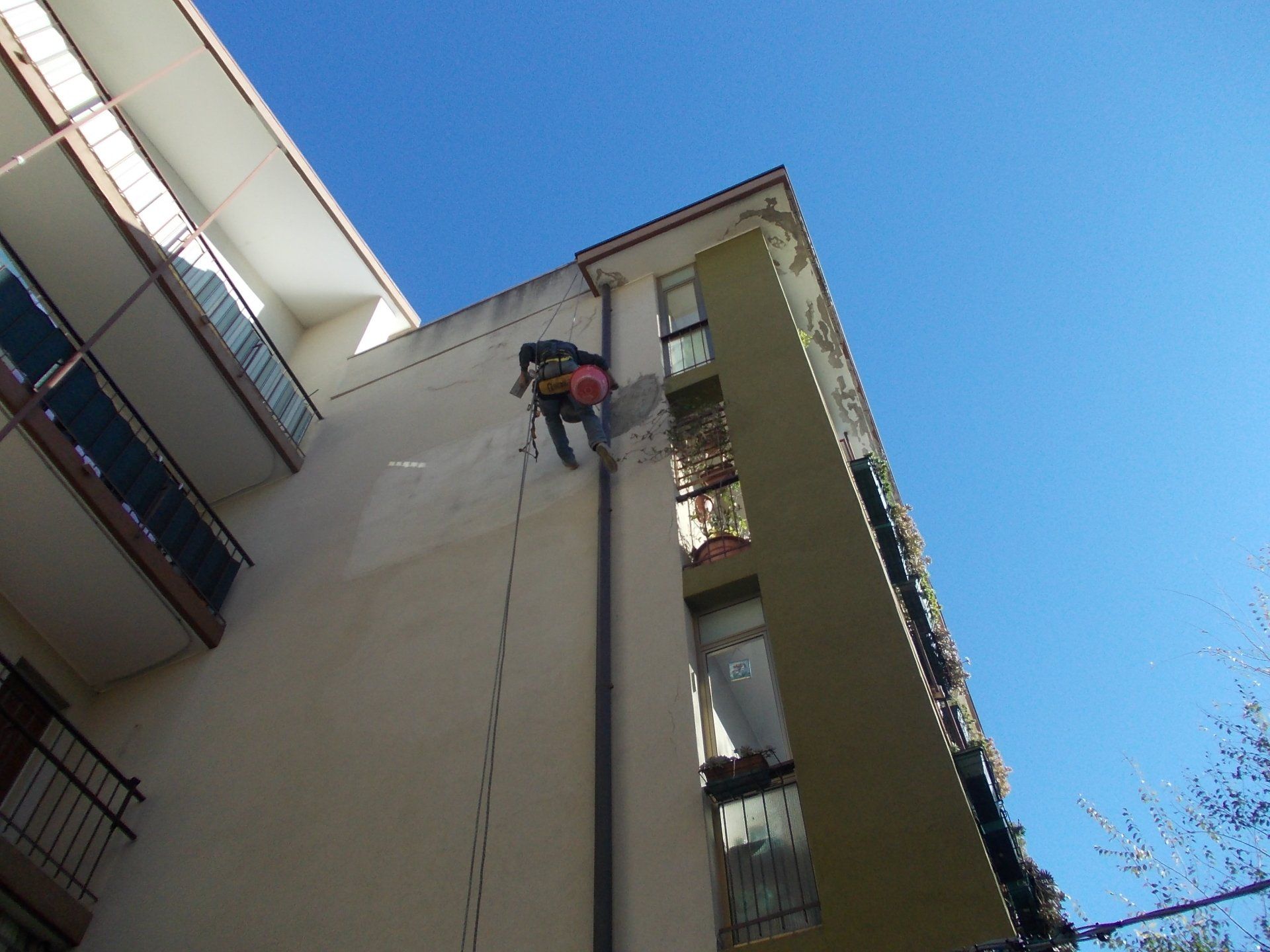 lavaggio vetri con funi