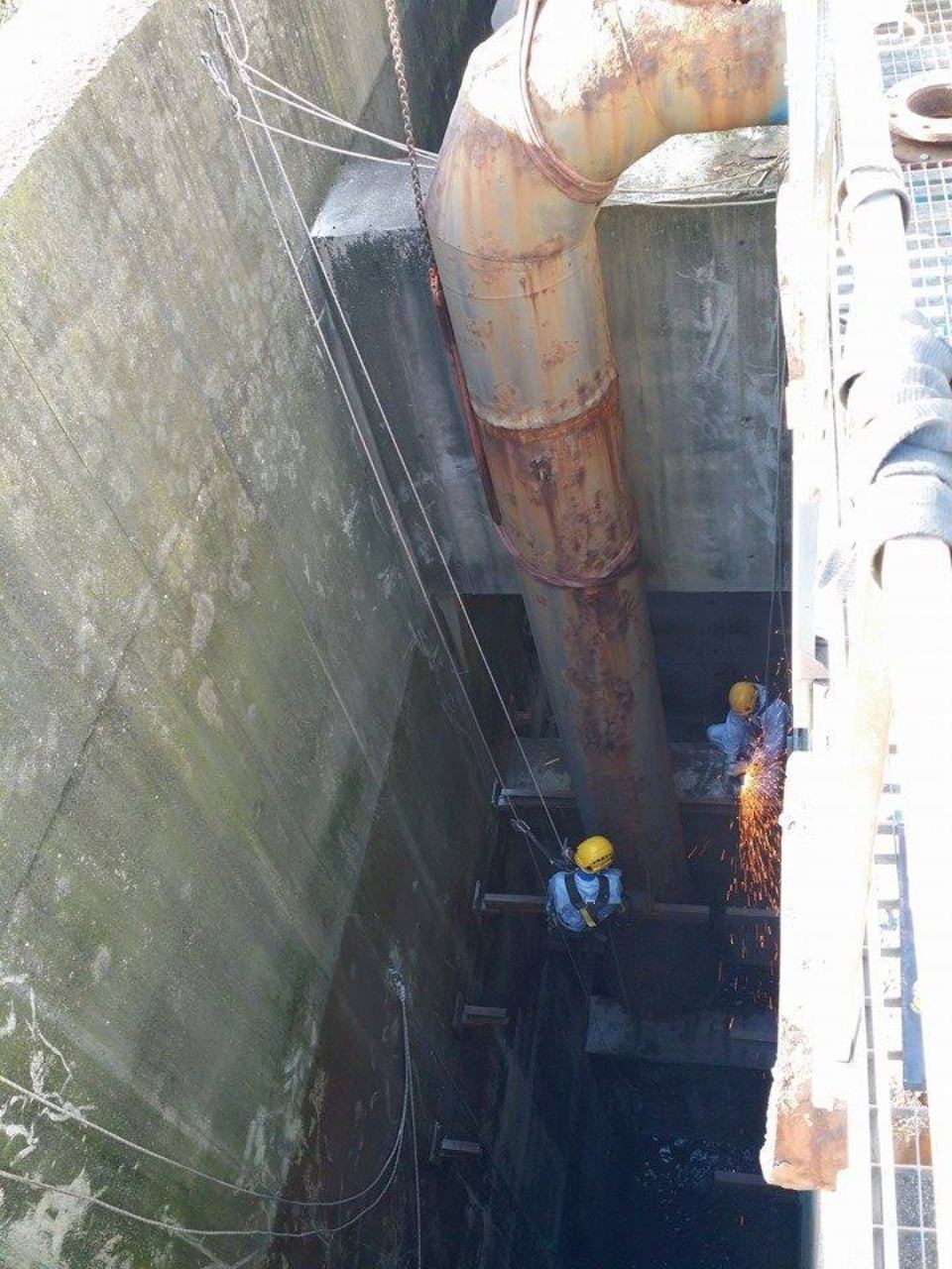 addetto ai lavori edile con fune