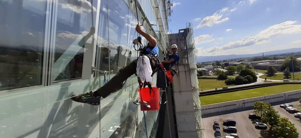 addetti agli interventi di pulizia vetri in quota