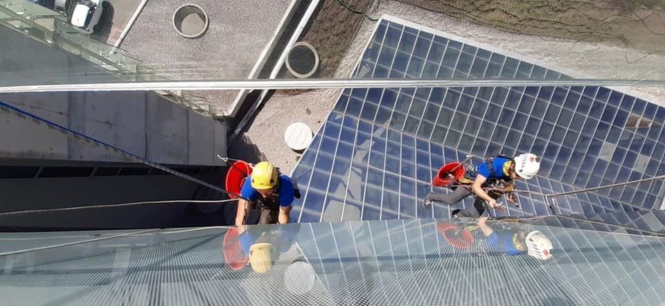 addetti alle operazioni di pulizia vetri in quota