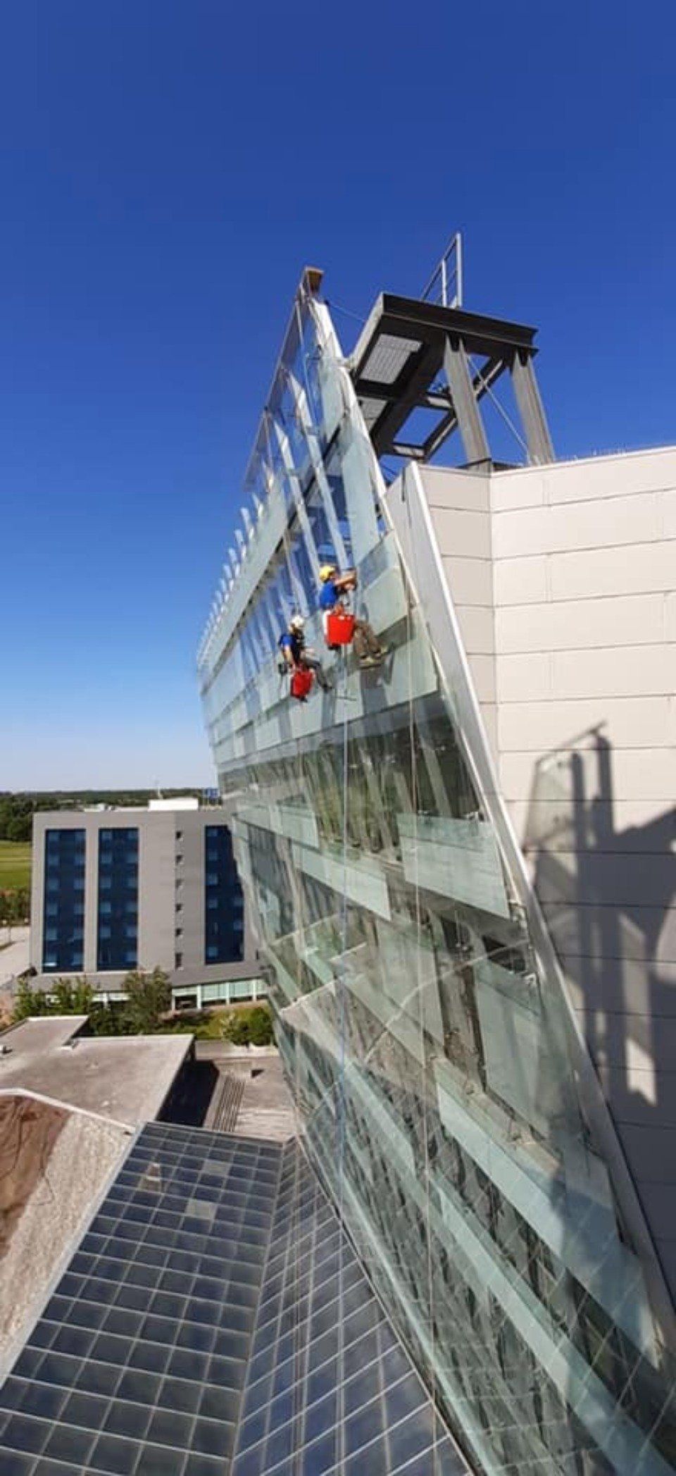 pulizia vetrate di un edificio