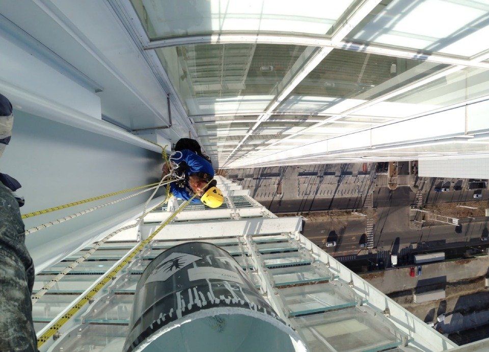 operazioni di pulizia vetri in quota