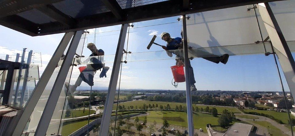 pulizia vetrate di un grattacielo