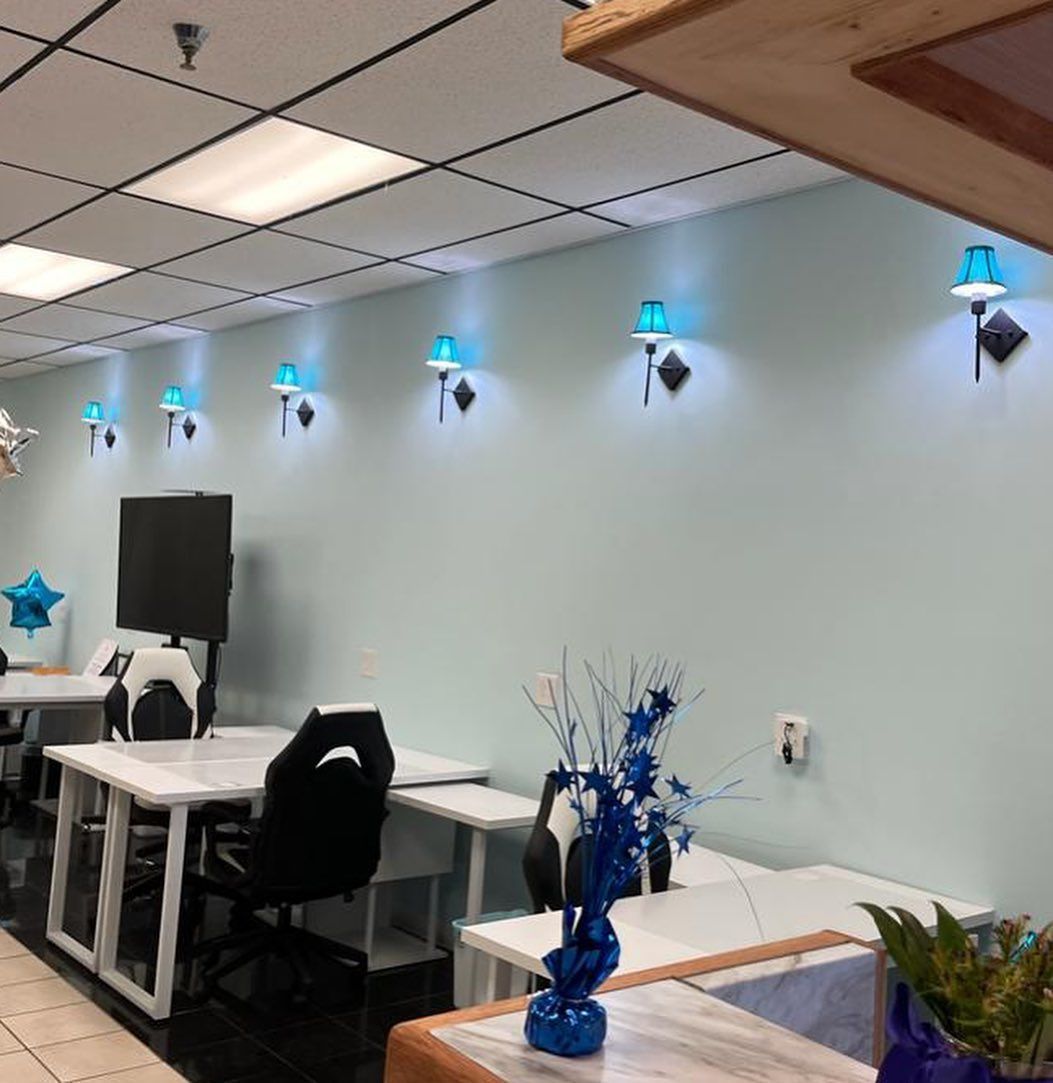 A room with a lot of tables and chairs