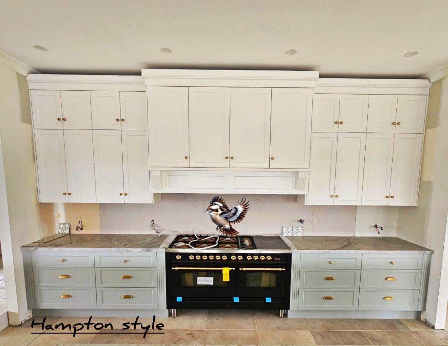 A kitchen with hampton style written on the bottom