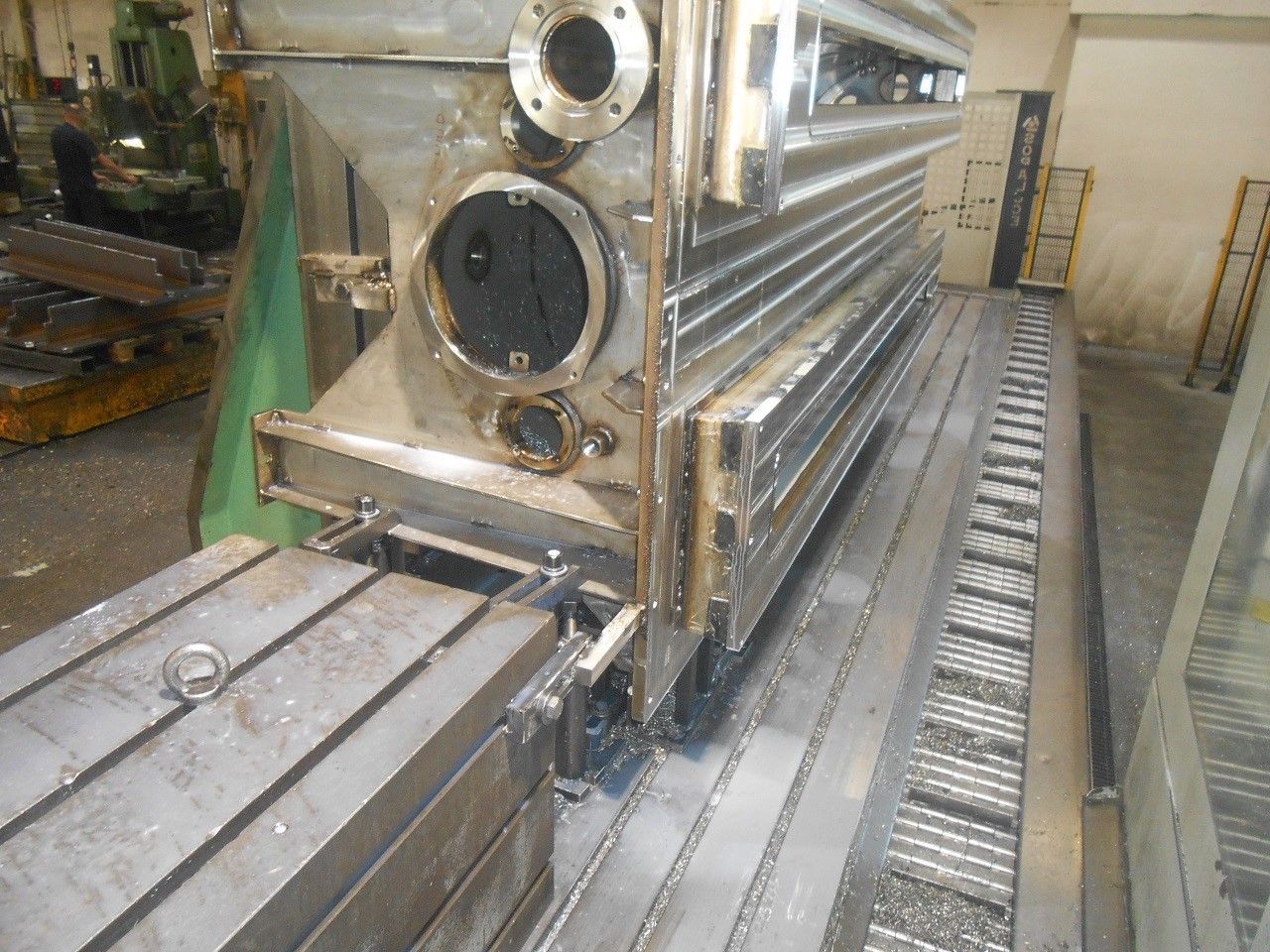 Serbatoi, tubazioni e pompe industriali in acciaio inossidabile all'interno di un reparto di lavorazione in fabbrica.