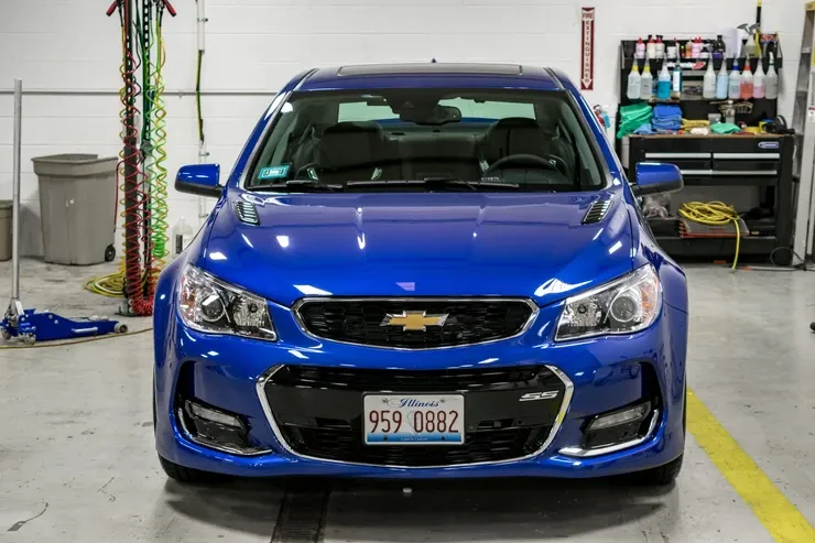 A blue car with a license plate that says 959 0682