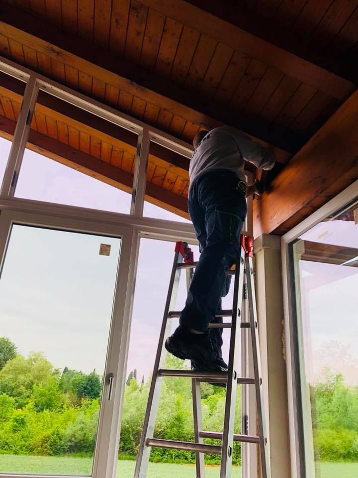 Tecnico lavora alla posa di serramenti ed infissi a Pordenone