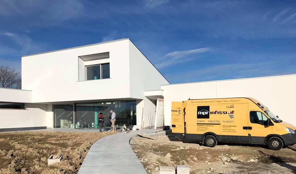 Lavori in corso per la posa di infissi a Pordenone