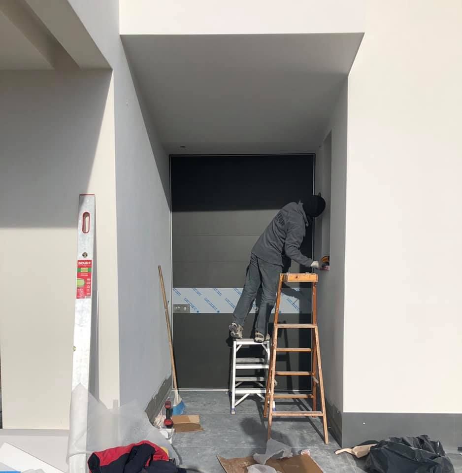 Lavori in corso per la posa di porte blindate a Pordenone