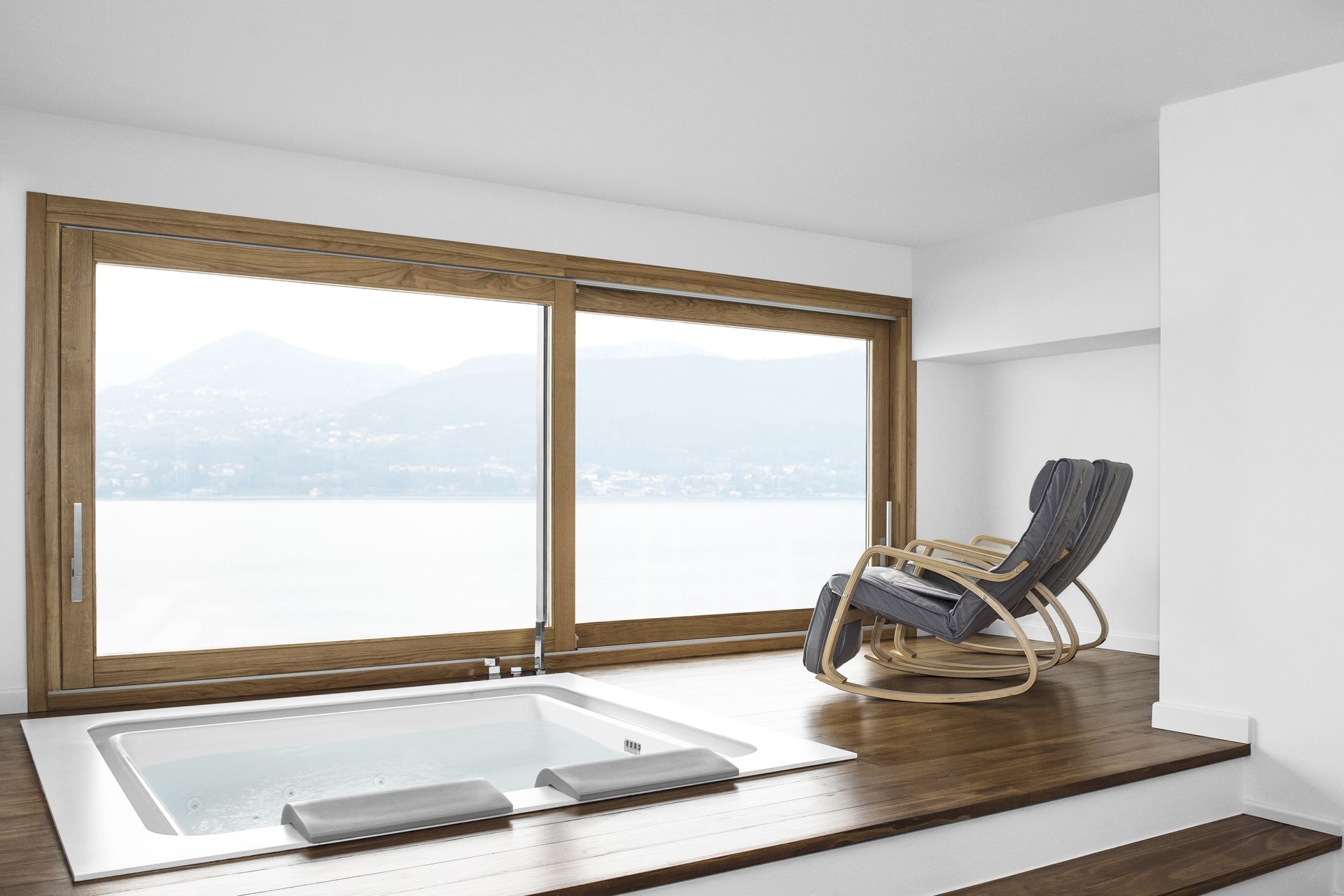 Serramenti in legno naturale con vista sul lago