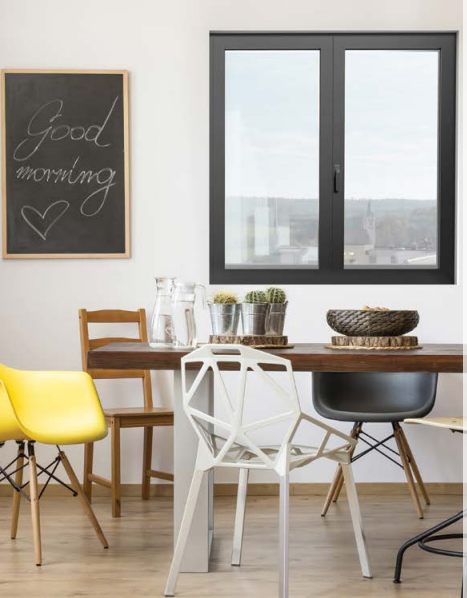 Serramenti in alluminio in una cucina a Pordenone