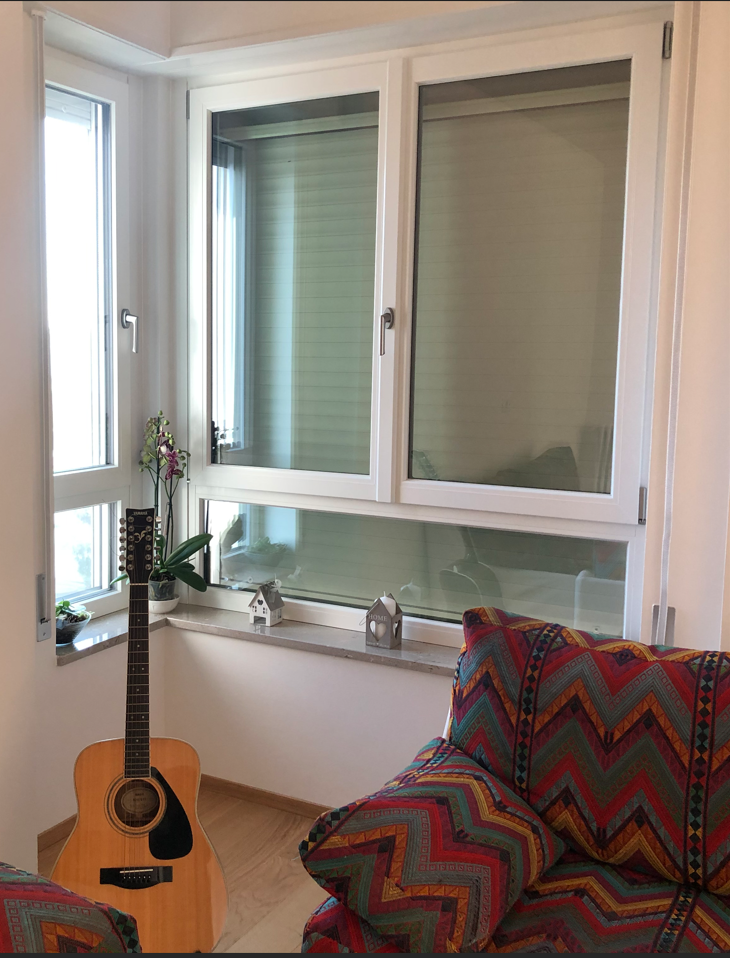 Serramenti in PVC bianchi a Pordenone visti dall'interno