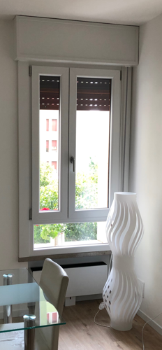 Finestra con serramenti bianchi in PVC