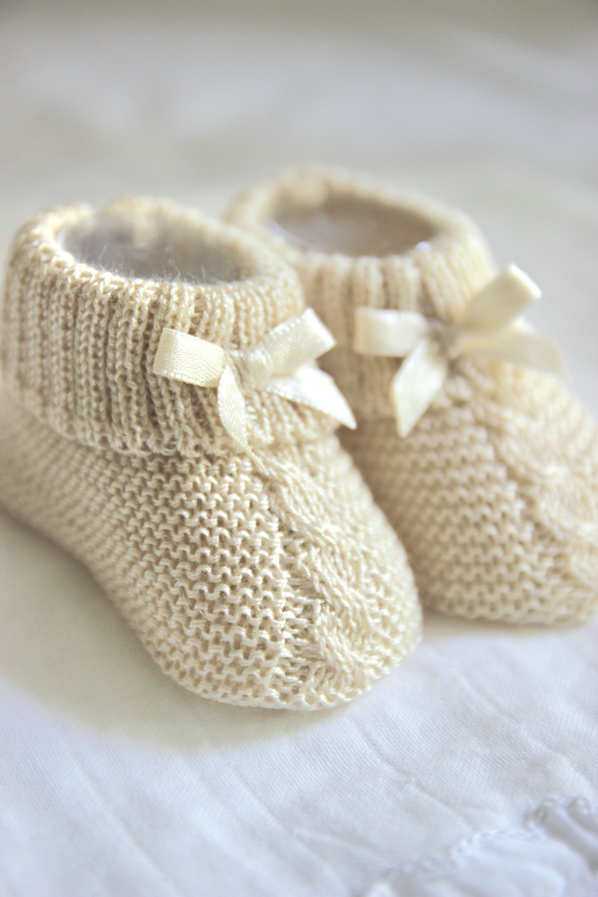 Gebreide Babyslofjes met Strik Zand