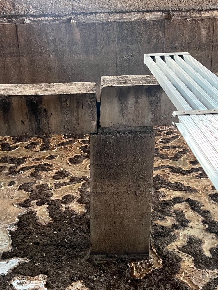 A concrete bench is sitting on top of a concrete pillar.