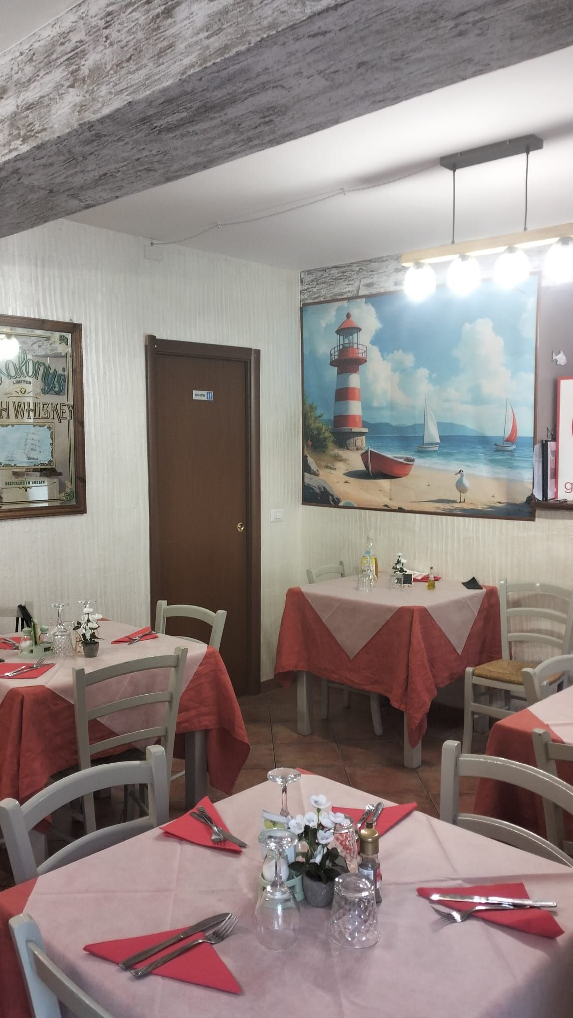 Un vassoio decorato con cannoli, spolverati con zucchero a velo e decorati con fiori commestibili e dettagli colorati.