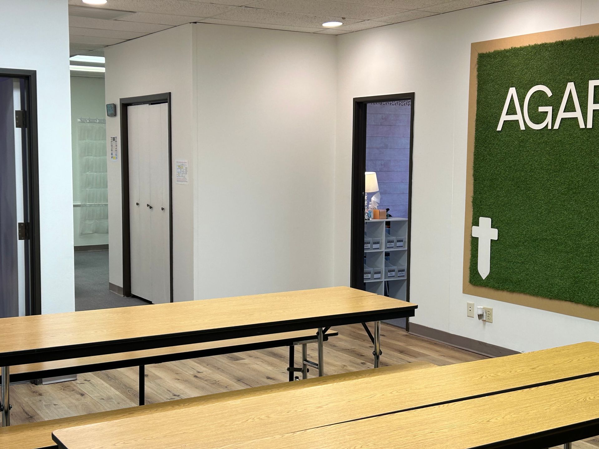 A room with tables and a sign that says agaf