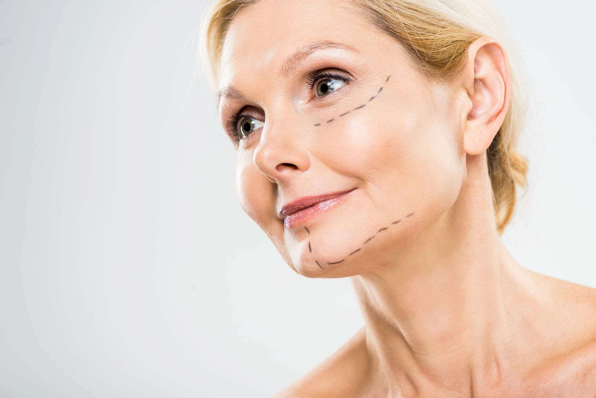 Donna con lineamenti del viso ben visibili, che guarda verso l'alto su uno sfondo chiaro.