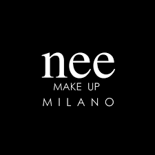 Logo circolare nero con la scritta “MAKE UP ME” e “Professional Make-Up Cosmetics” sotto.