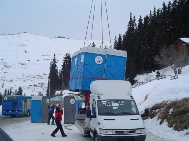 wc mobiles camion dans la neige