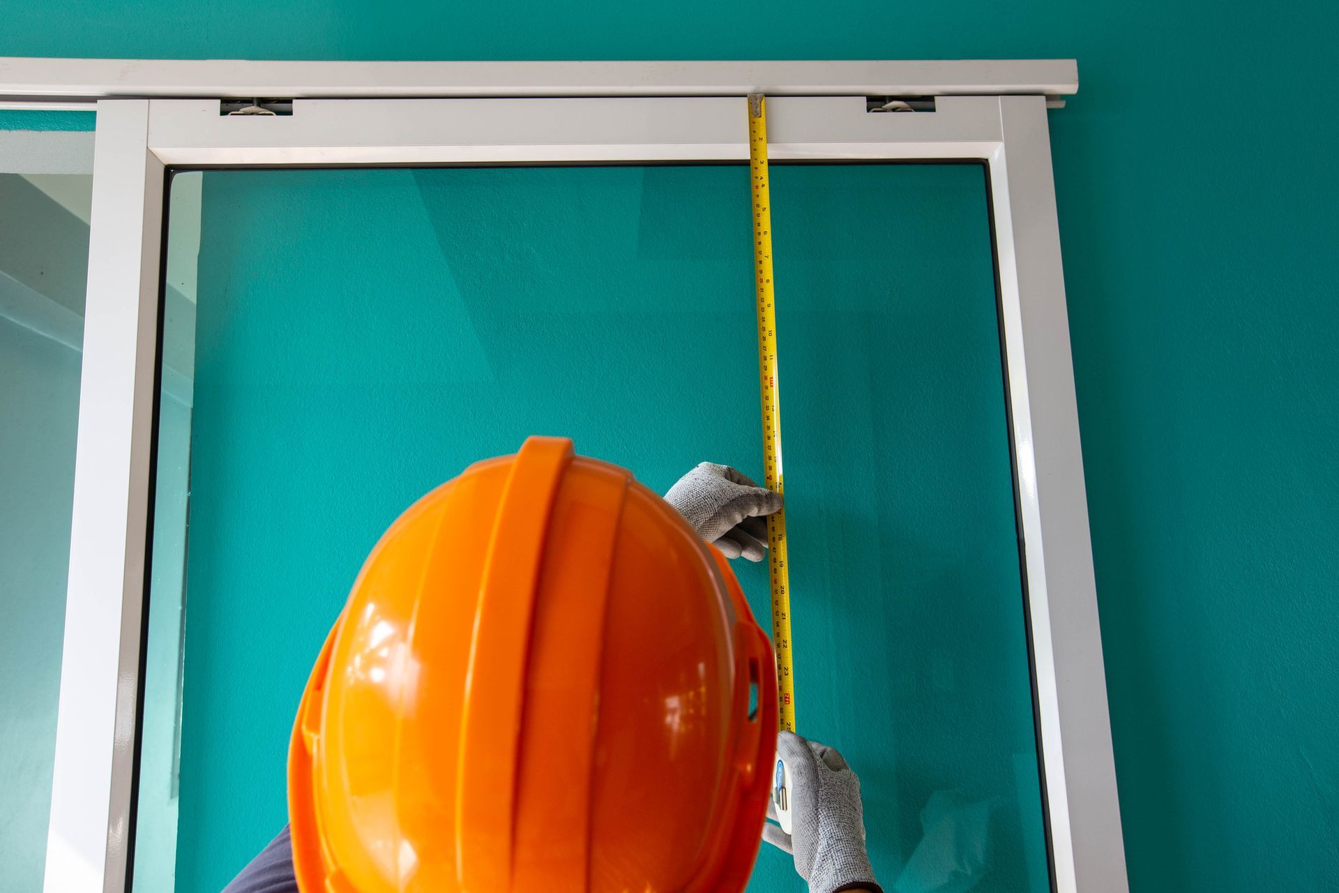The glass technician is doing a window replacement