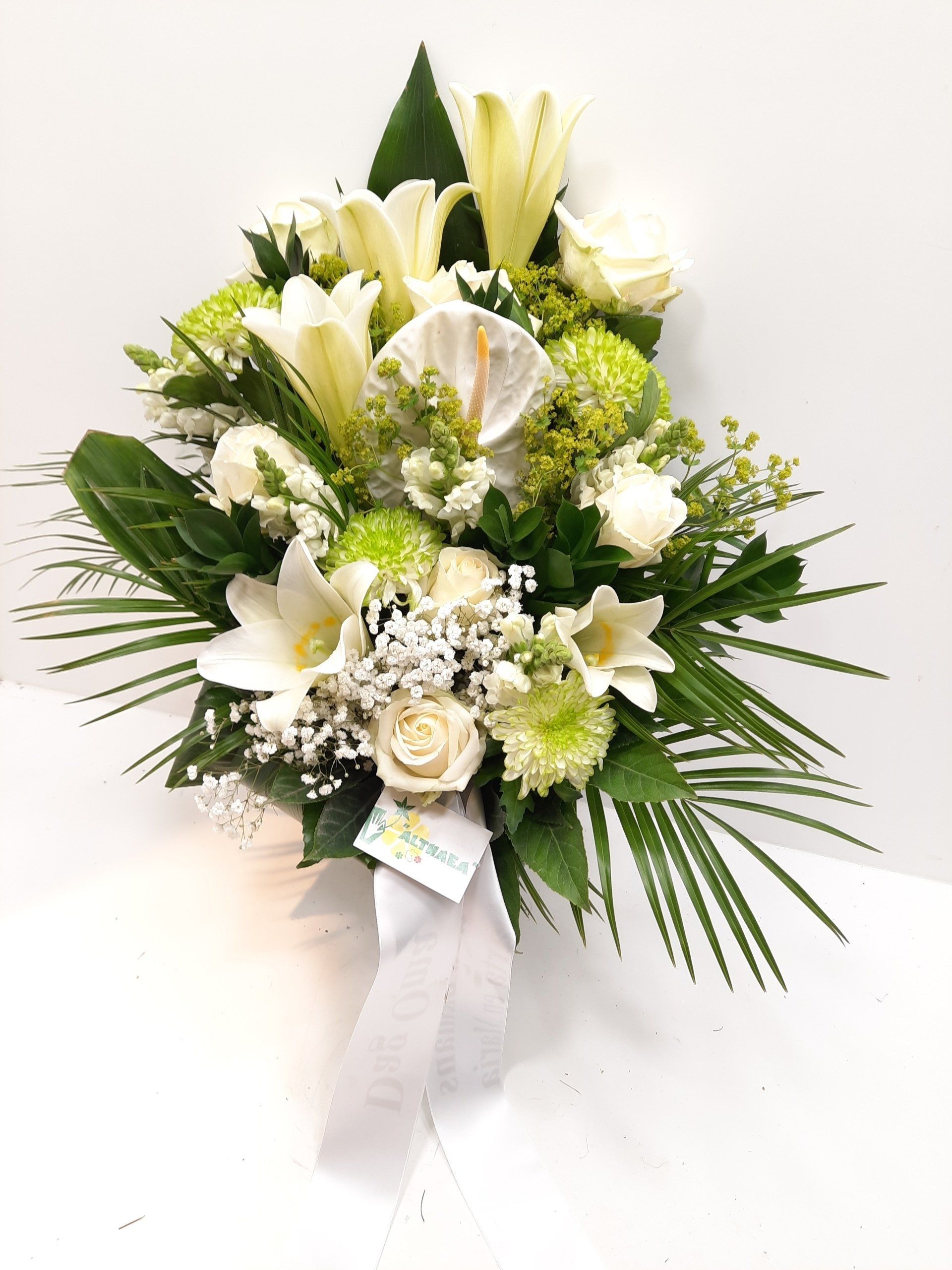 wit rouwboeket, speciaal opgemaakt om bij de kist te leggen bij Althaea Bloemsierkunst