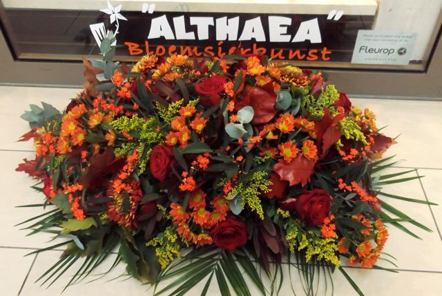 Een lint met een boodschap bij een rouwwerk van Althaea Bloemsierkunst in Harderwijk