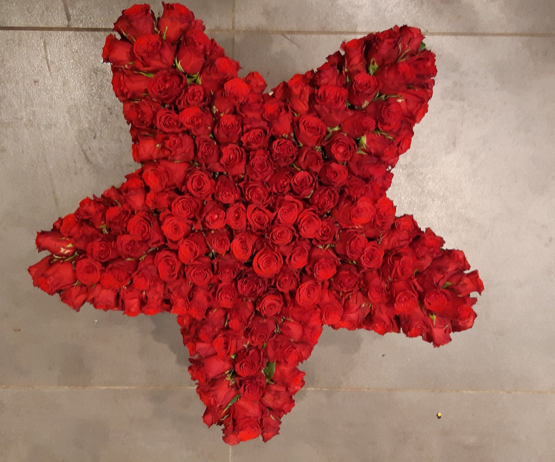 speciaal rouwstuk in de vorm van een ster bij Althaea Bloemsierkunst