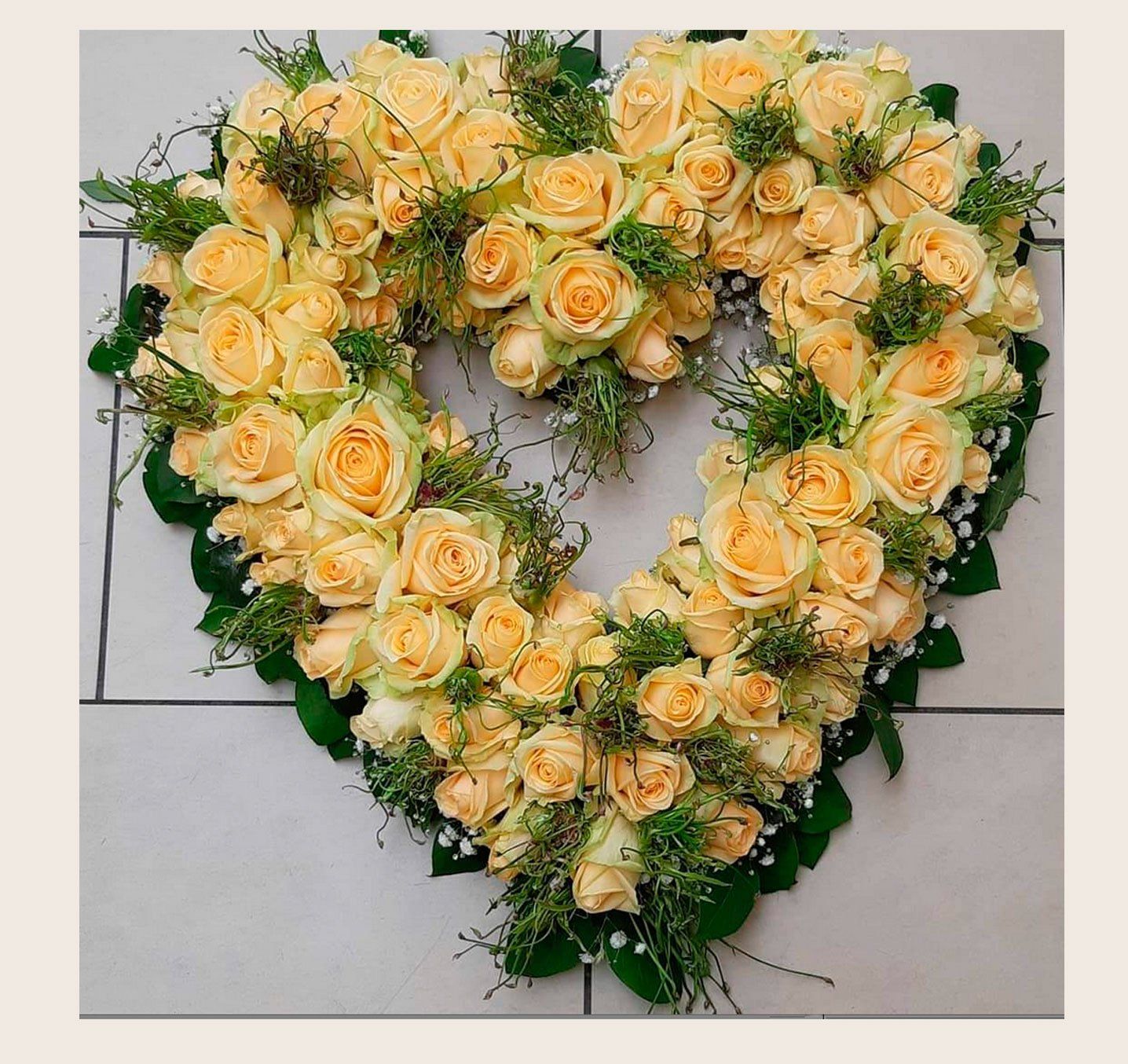 Prachtige gele rozen in de vorm van een hart als rouwstuk bij Althaea Bloemsierkunst